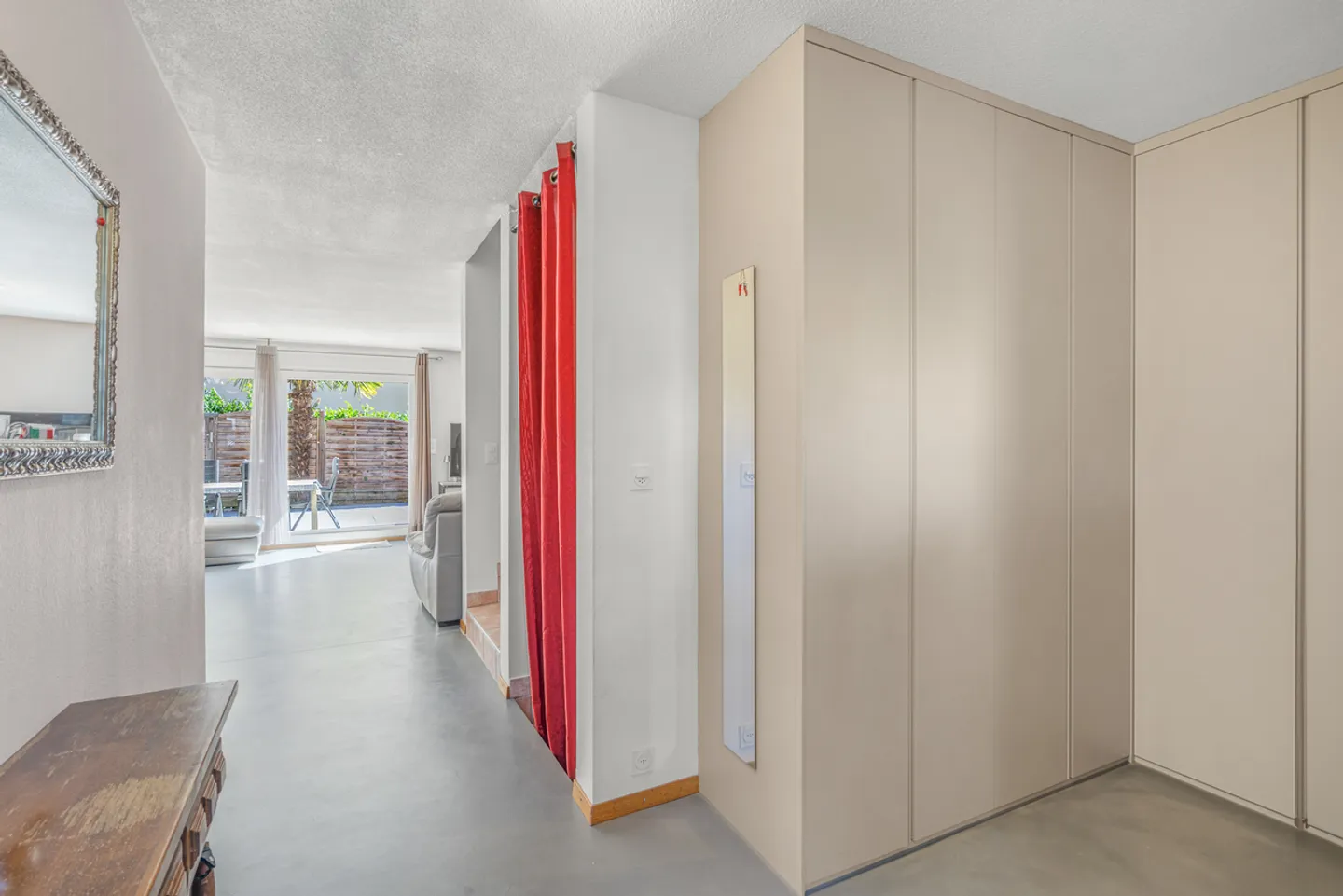Maison individuelle lumineuse et rénovée avec terrasse, à quelques pas du lac ! - Photo 5 sur 13