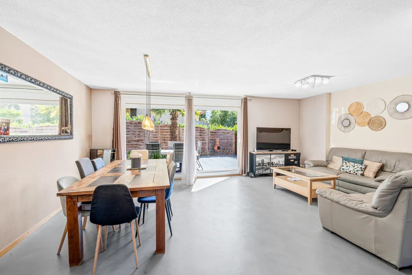 Maison individuelle lumineuse et rénovée avec terrasse, à quelques pas du lac ! - Photo 3 sur 13