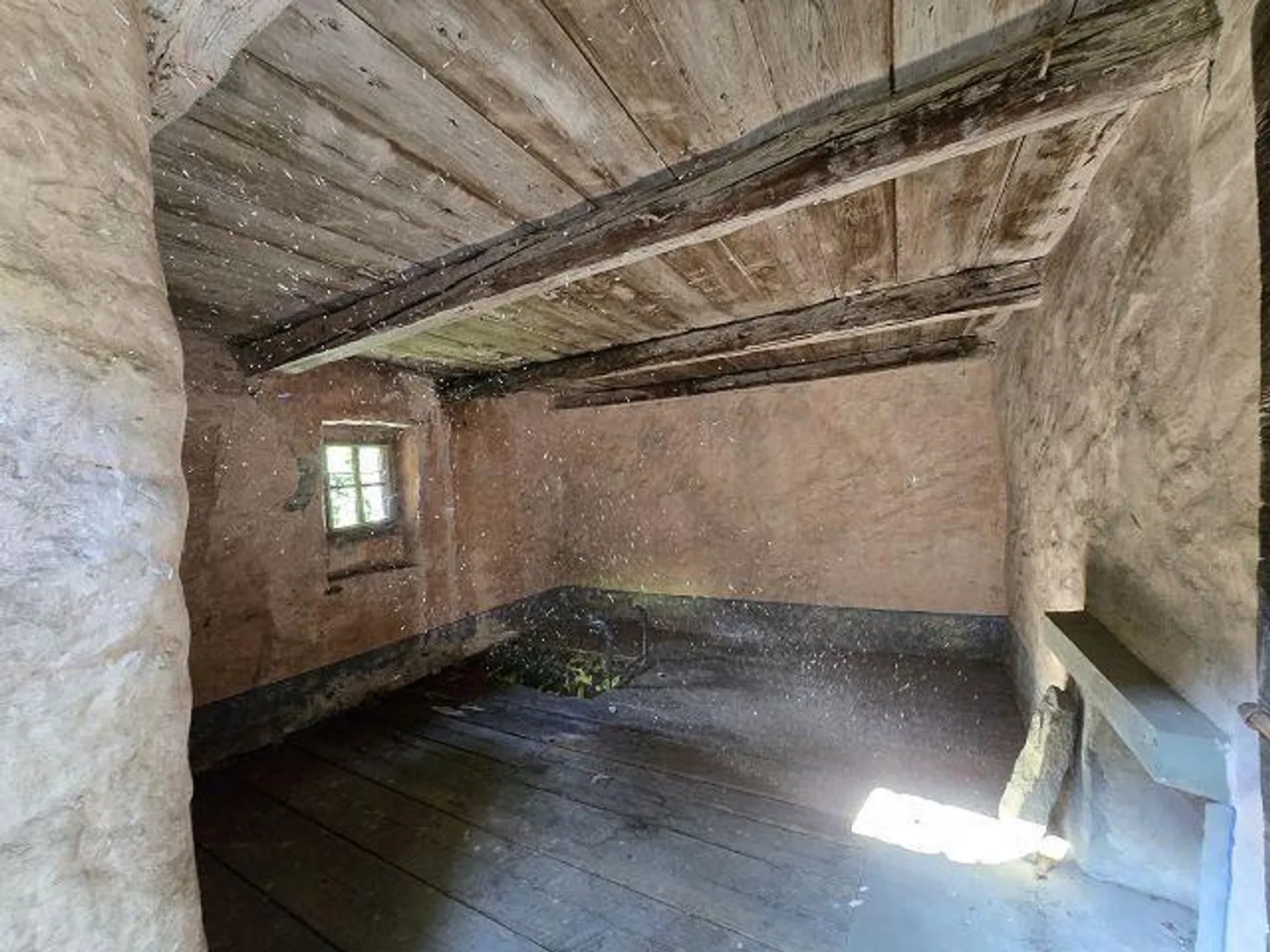 Trois bâtiments rustiques à rénover avec beaucoup de terrain dans un endroit très calme et ensoleillé - Photo 4 sur 29