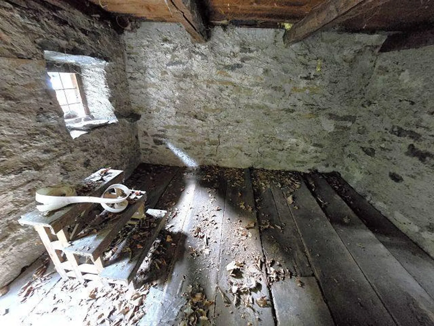 Trois bâtiments rustiques à rénover avec beaucoup de terrain dans un endroit très calme et ensoleillé - Photo 5 sur 29