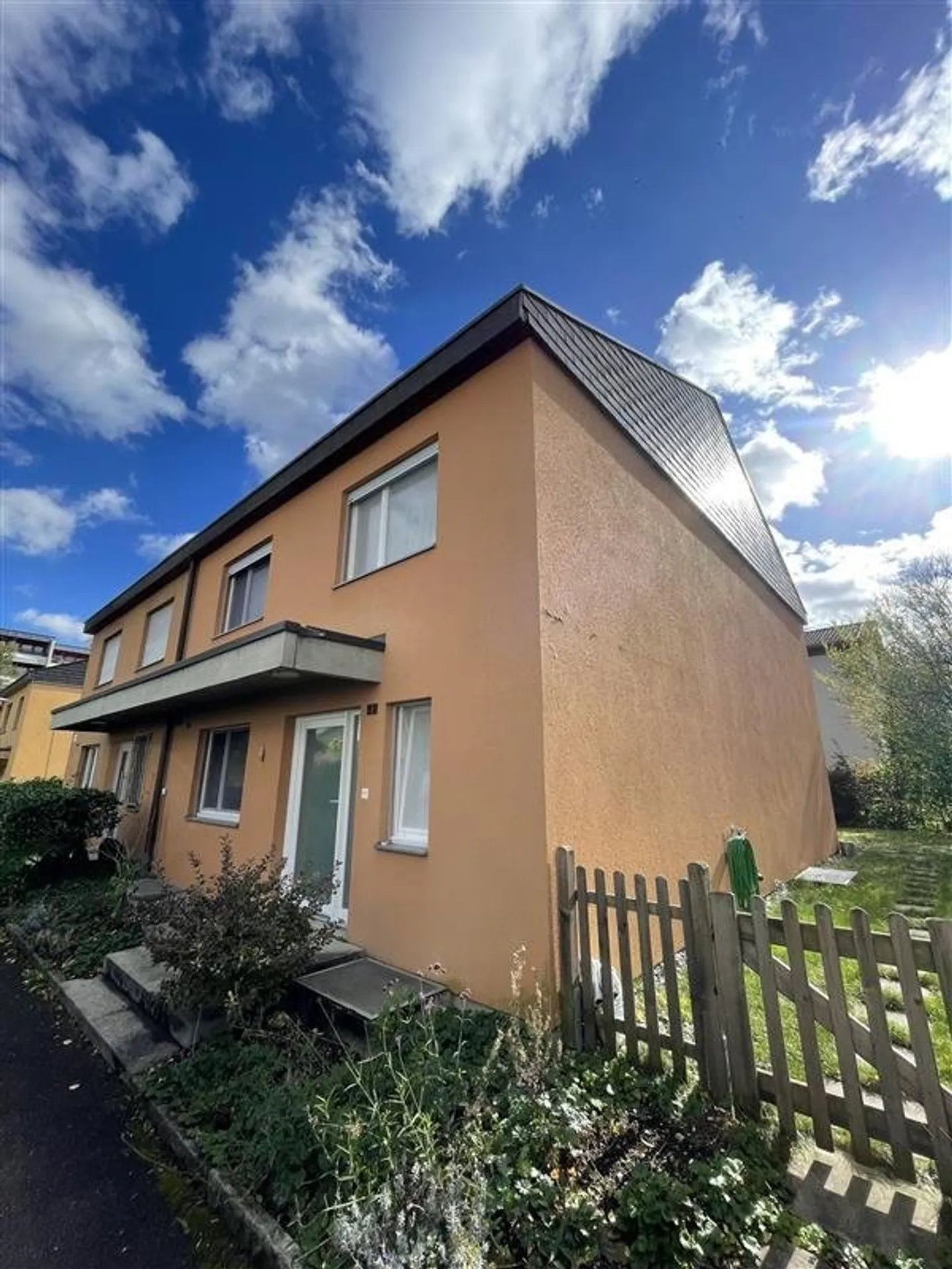 Attraktives renoviertes Doppeleinfamilienhaus - Foto 1 von 11