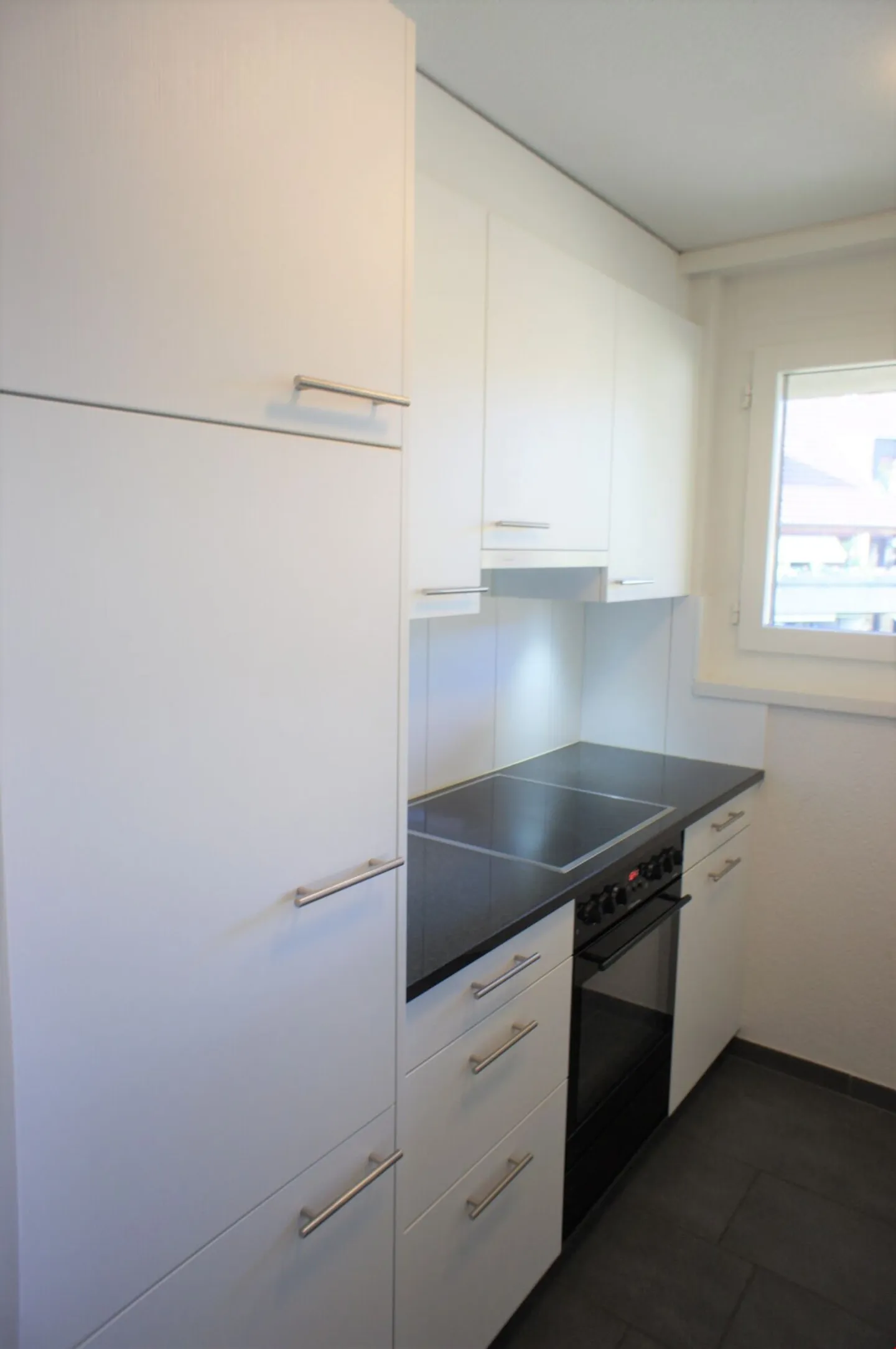 Spazioso e moderno con un grande balcone nel verde! - Foto 2 di 11