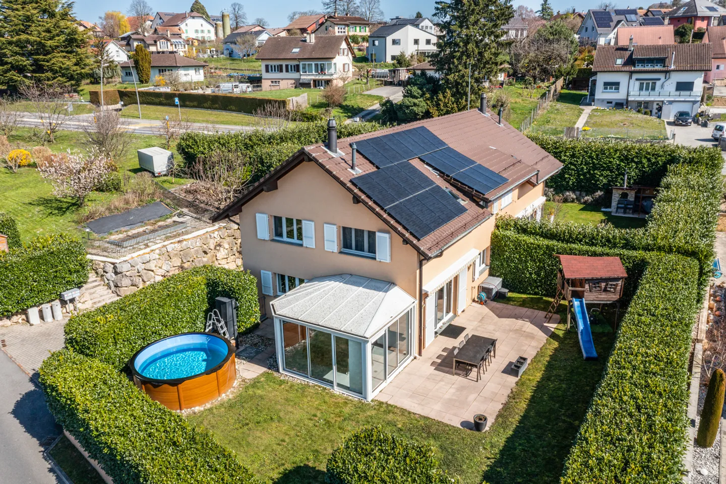 Maison familiale rénovée avec jardin, véranda et autonomie énergétique - Photo 1 of 13
