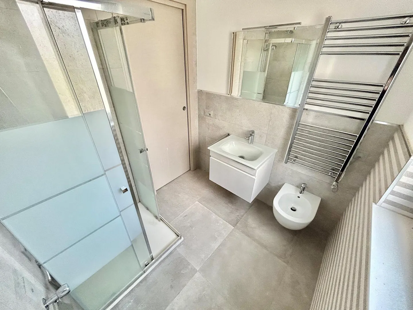 Cercasi subentrante appartamento 2.5 locali moderno a Capolago - Foto 7 di 10