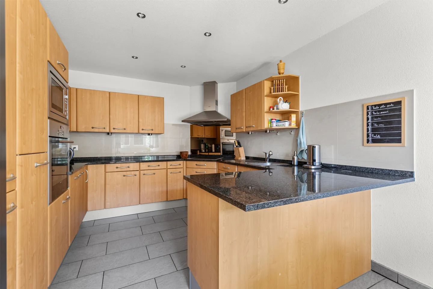 Maison familiale rénovée avec jardin, véranda et autonomie énergétique - Photo 4 of 13