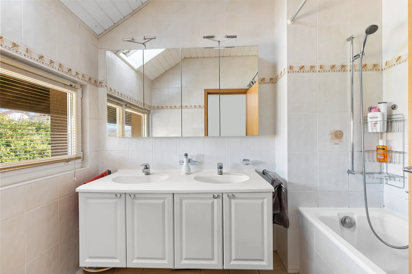 Maison familiale rénovée avec jardin, véranda et autonomie énergétique - Photo 8 of 13