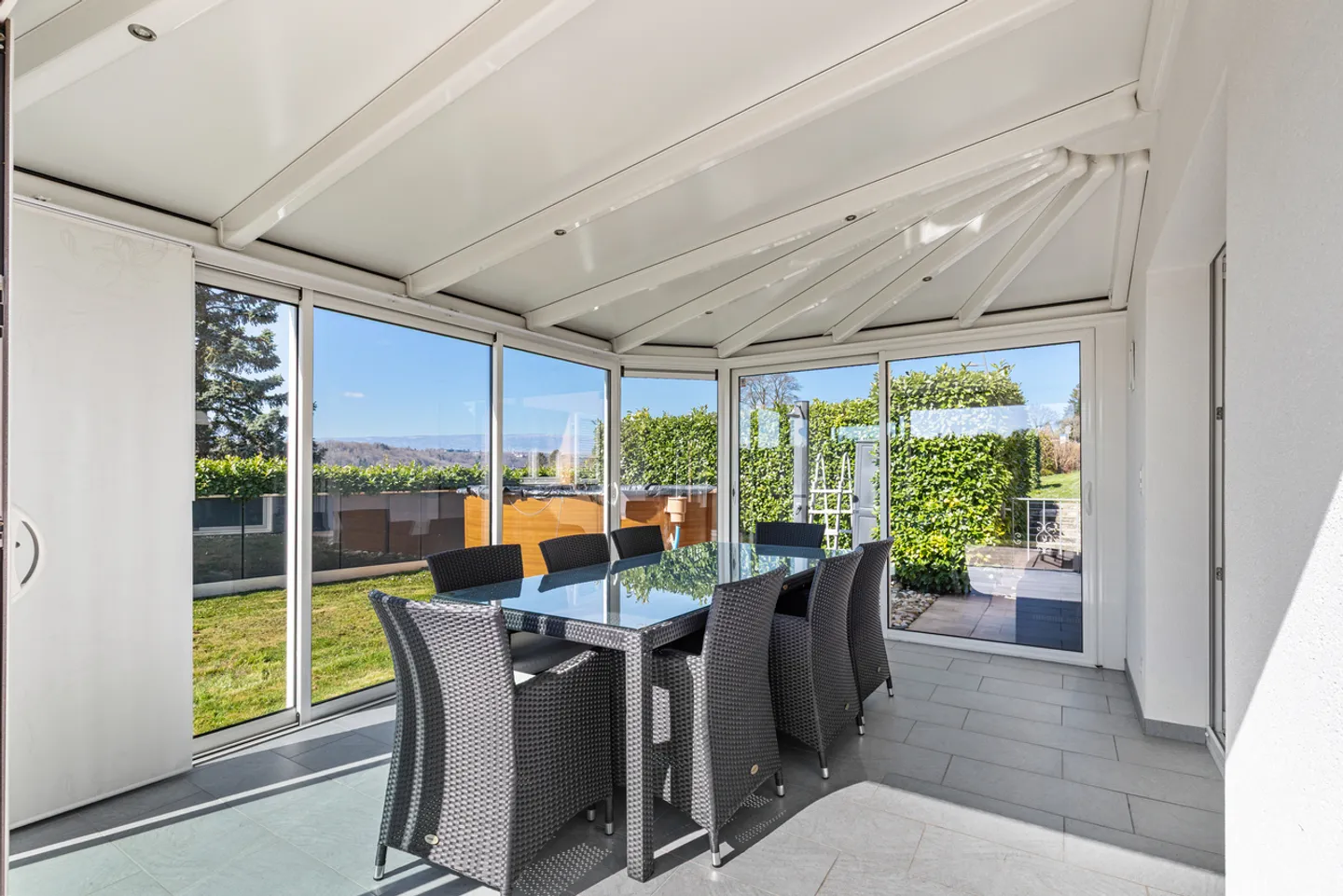 Maison familiale rénovée avec jardin, véranda et autonomie énergétique - Photo 9 of 13