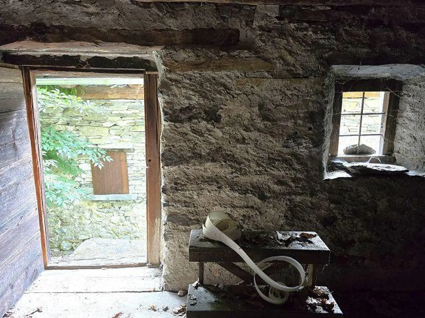 Trois bâtiments rustiques à rénover avec beaucoup de terrain dans un endroit très calme et ensoleillé - Photo 6 sur 29