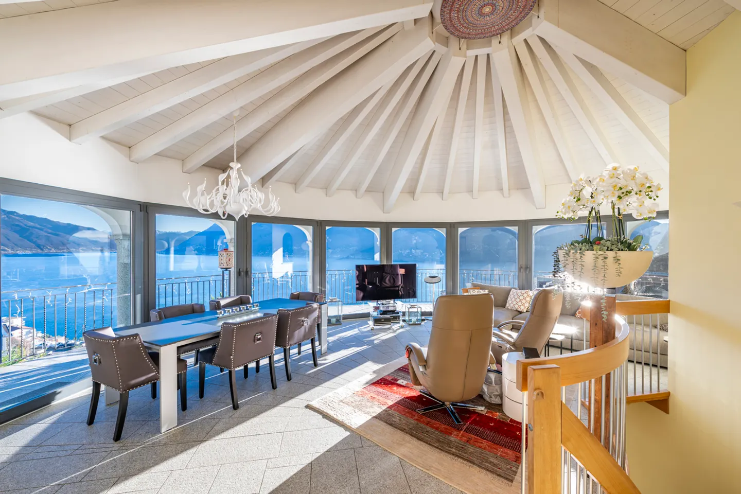 Villa di Lusso con Vista Lago - Foto 1 di 14
