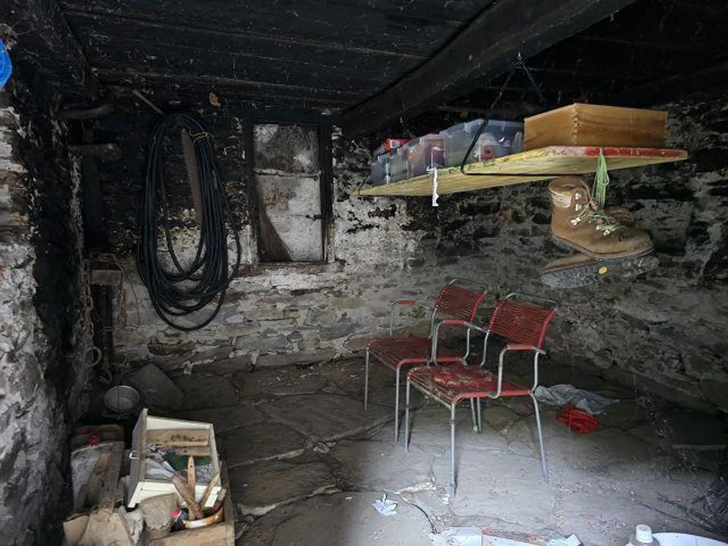 Trois bâtiments rustiques à rénover avec beaucoup de terrain dans un endroit très calme et ensoleillé - Photo 7 sur 29