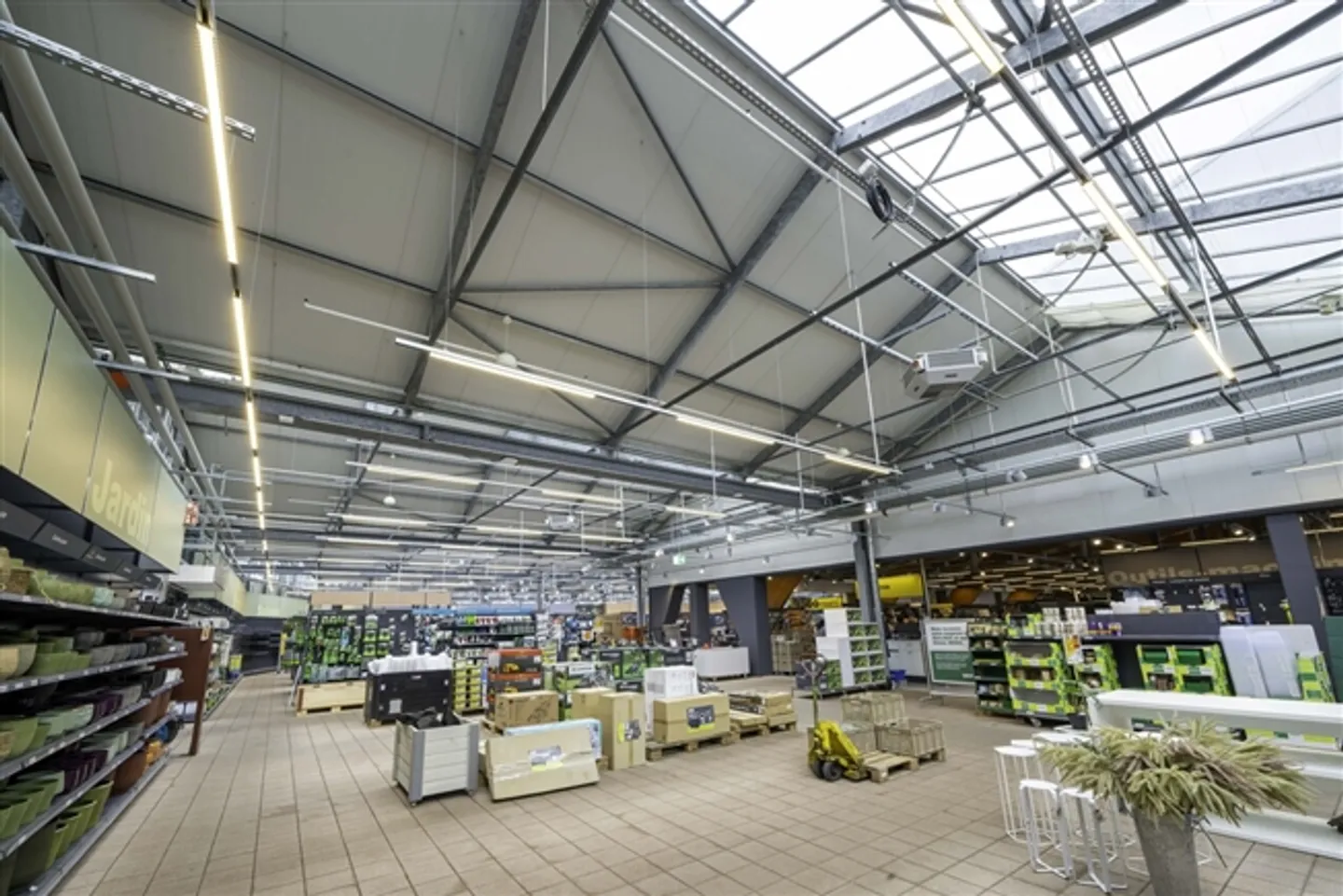 Spacious Retail Space with 2,500m2 - MParc Delemont - Photo 10 of 19