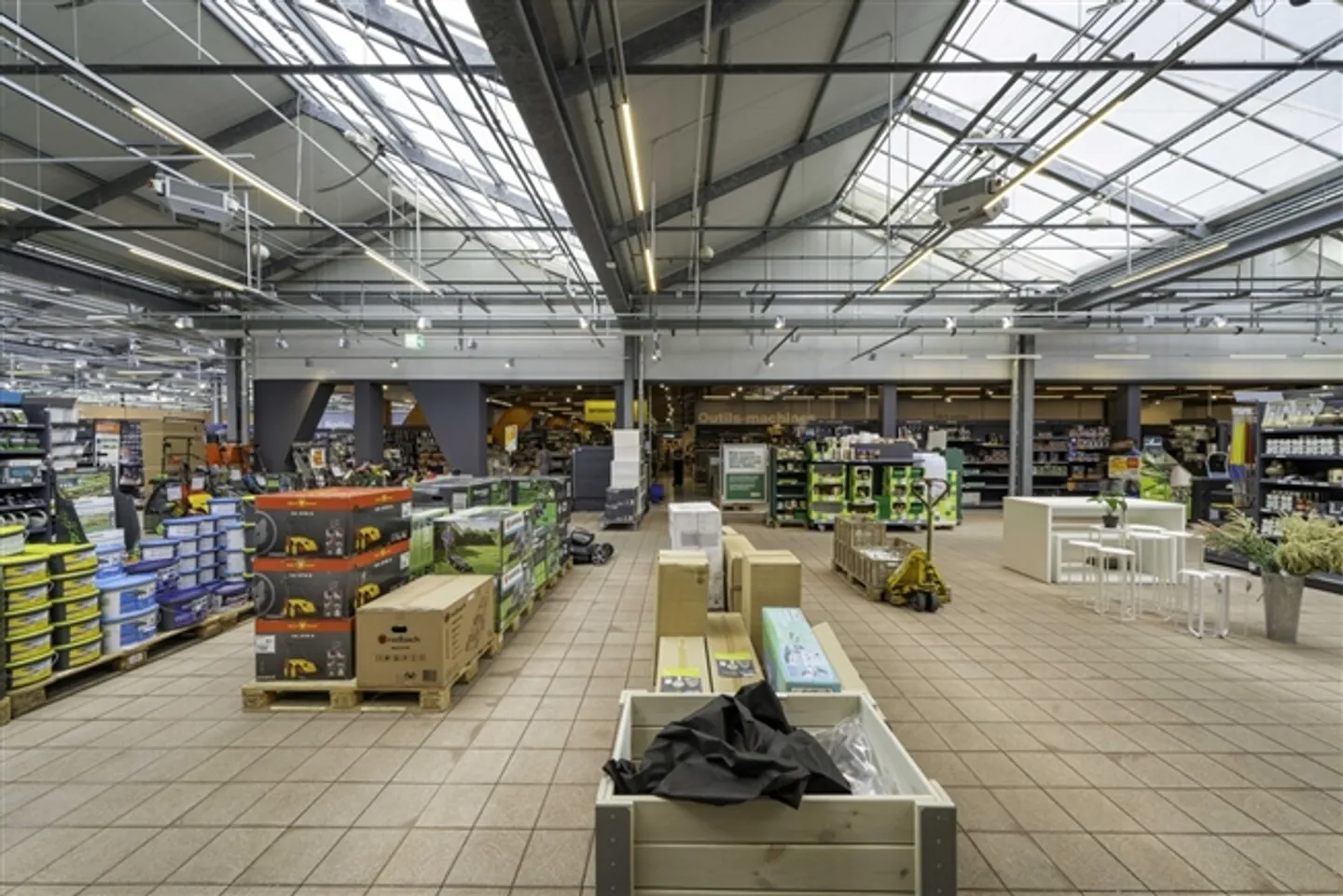 Spacious Retail Space with 2,500m2 - MParc Delemont - Photo 11 of 19