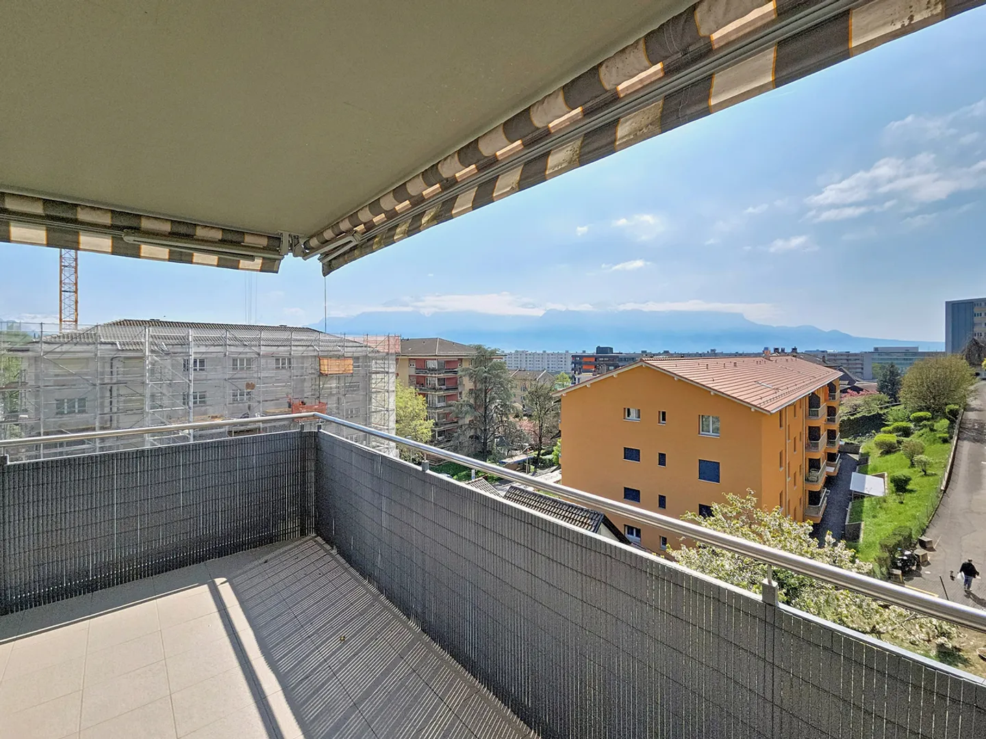 Sehr schöne 4,5-Zimmer-Wohnung, 128 m2, sonnige Terrasse und Blick auf die Alpen - Foto 5 von 11