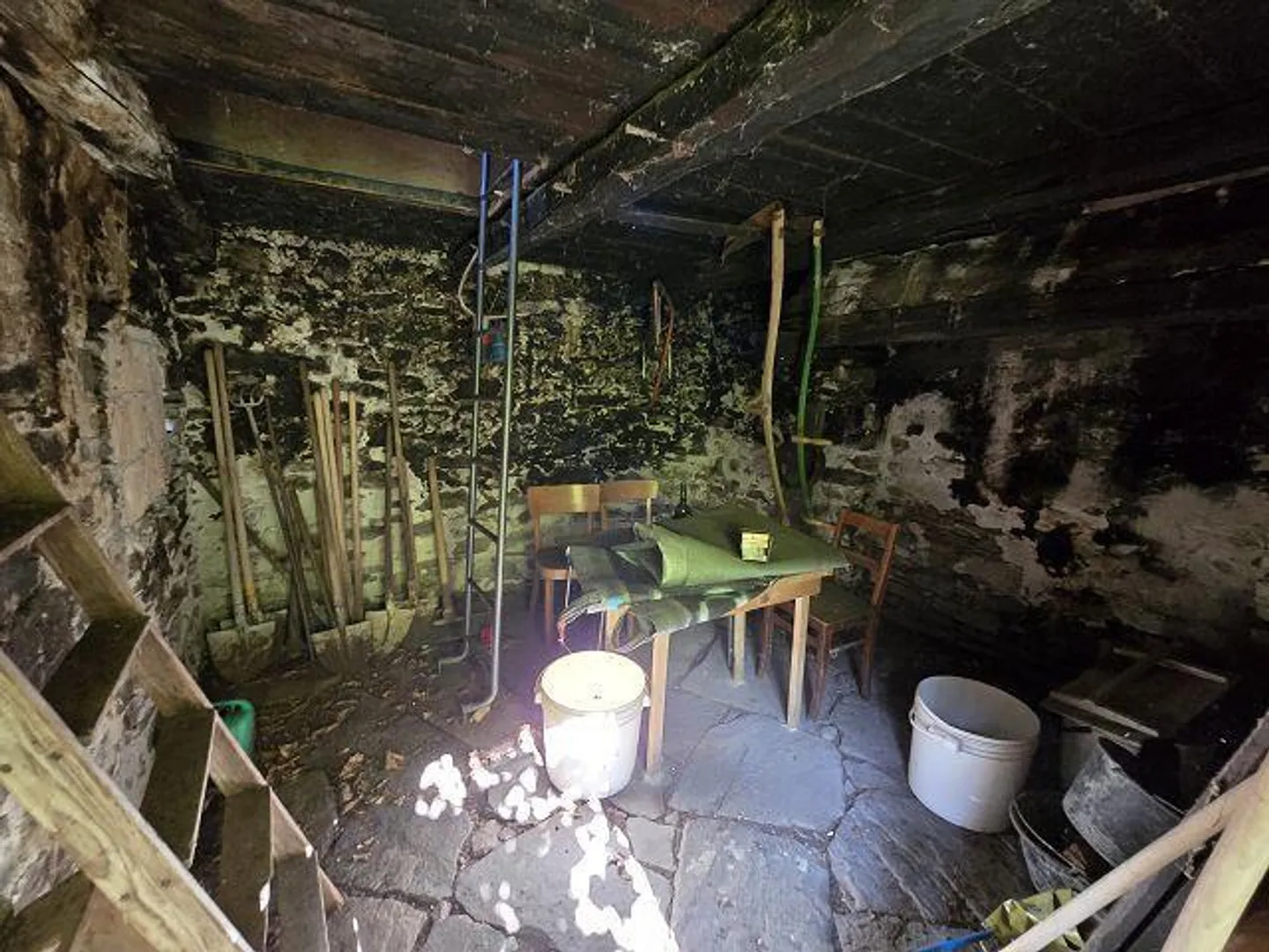 Trois bâtiments rustiques à rénover avec beaucoup de terrain dans un endroit très calme et ensoleillé - Photo 8 sur 29