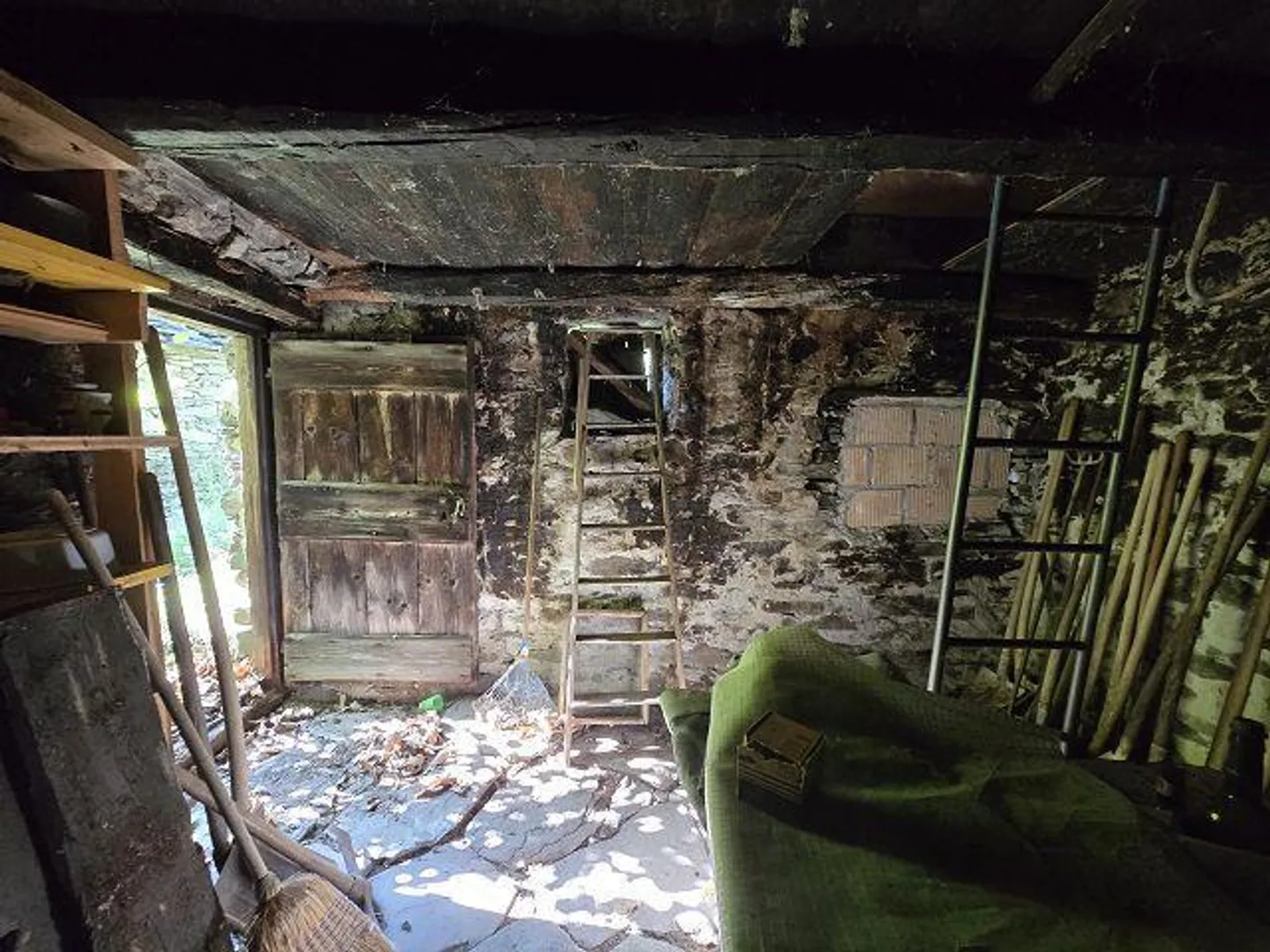 Trois bâtiments rustiques à rénover avec beaucoup de terrain dans un endroit très calme et ensoleillé - Photo 9 sur 29