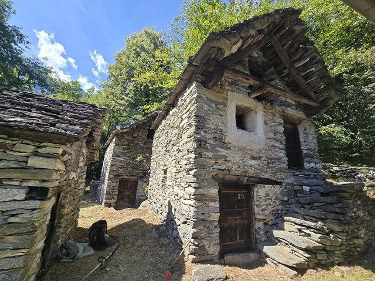 Trois bâtiments rustiques à rénover avec beaucoup de terrain dans un endroit très calme et ensoleillé - Photo 15 sur 29