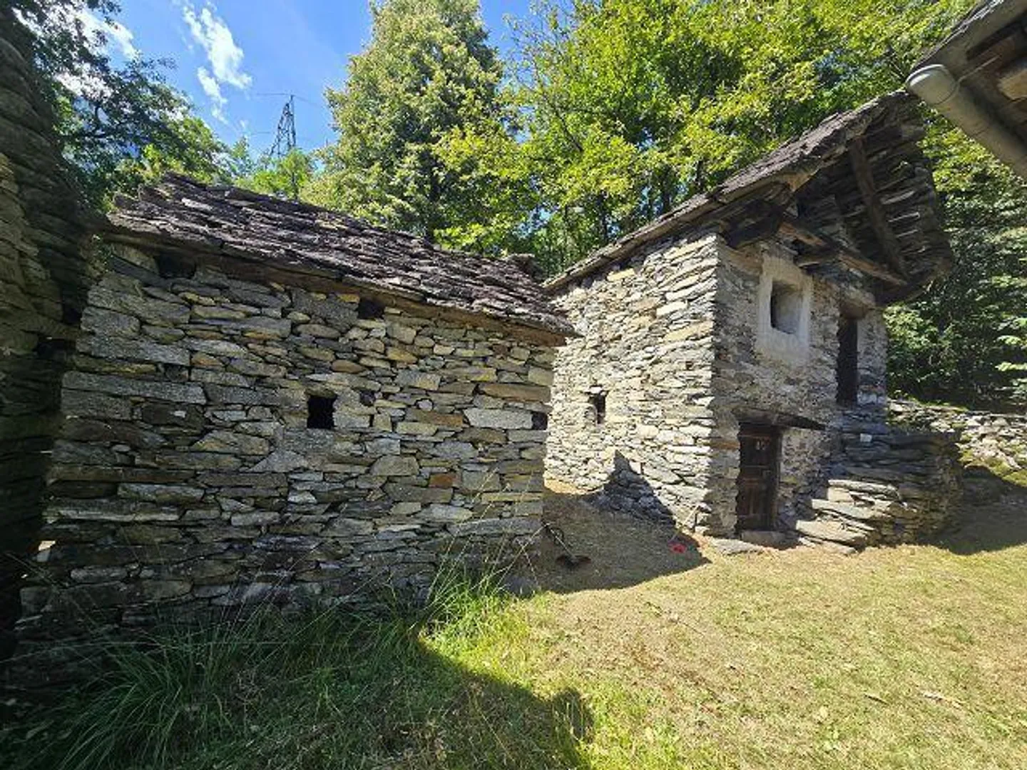 Trois bâtiments rustiques à rénover avec beaucoup de terrain dans un endroit très calme et ensoleillé - Photo 19 sur 29