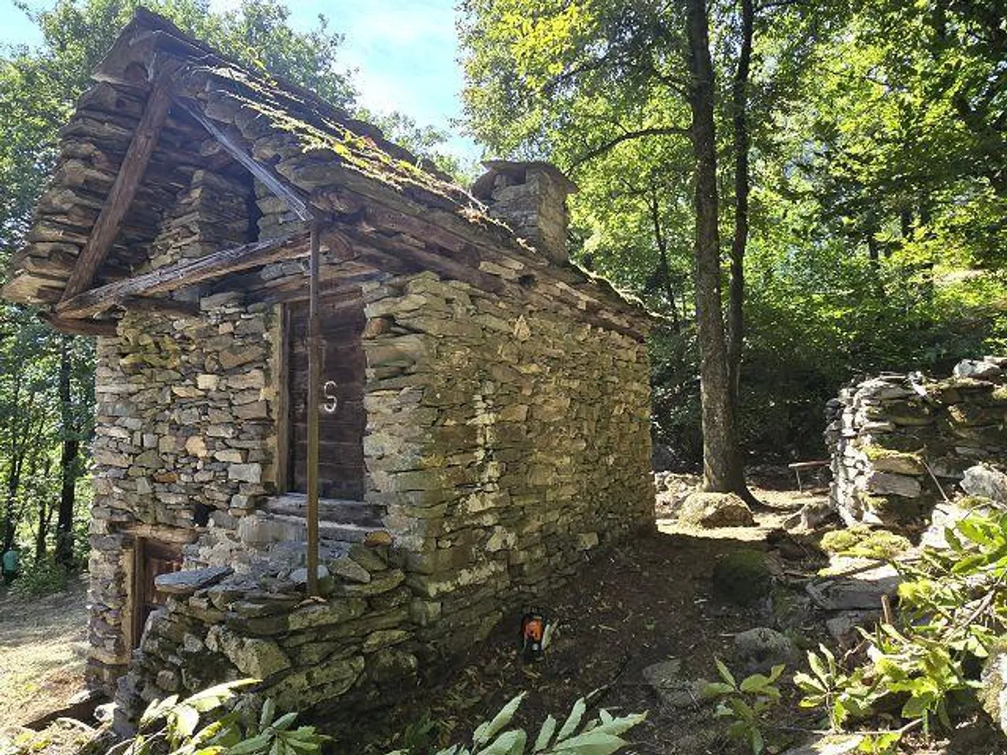 Trois bâtiments rustiques à rénover avec beaucoup de terrain dans un endroit très calme et ensoleillé - Photo 20 sur 29