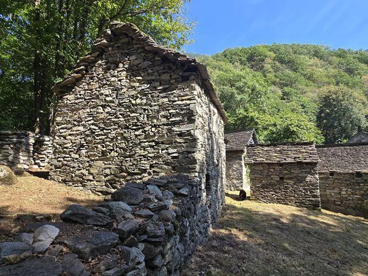 Trois bâtiments rustiques à rénover avec beaucoup de terrain dans un endroit très calme et ensoleillé - Photo 18 sur 29
