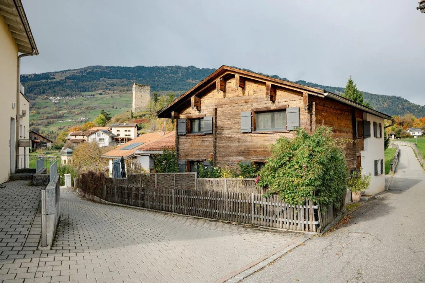 Charmantes Wohnhaus mit Stall u. Garagen an ländlicher Lage in Paspels - Foto 1 von 15