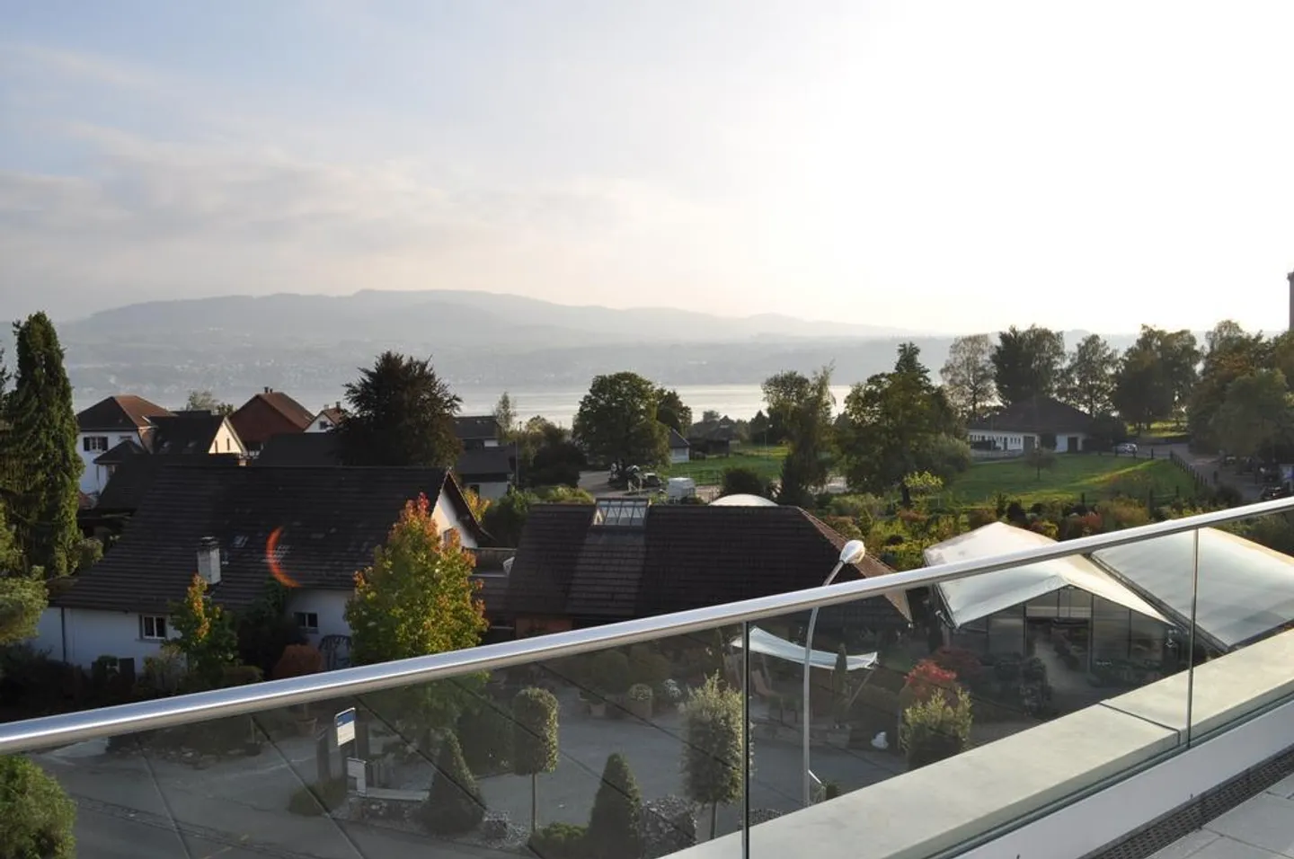 Appartamento attico con vista lago e stanze alte - Foto 2 di 10