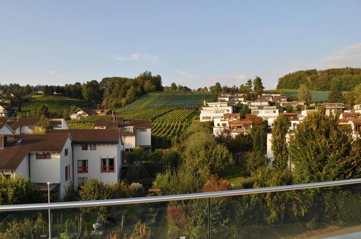 Appartamento attico con vista lago e stanze alte - Foto 3 di 10