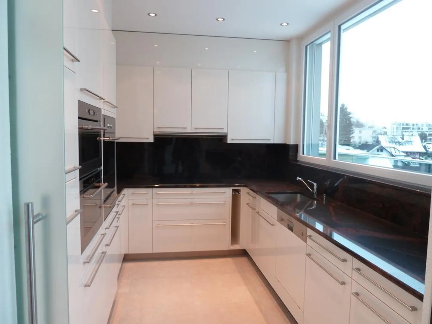 Appartamento attico con vista lago e stanze alte - Foto 6 di 10