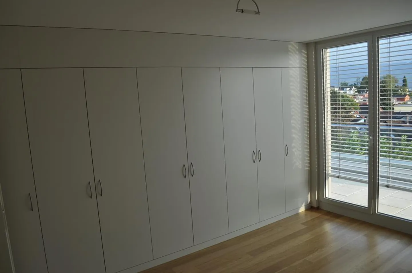 Appartamento attico con vista lago e stanze alte - Foto 7 di 10