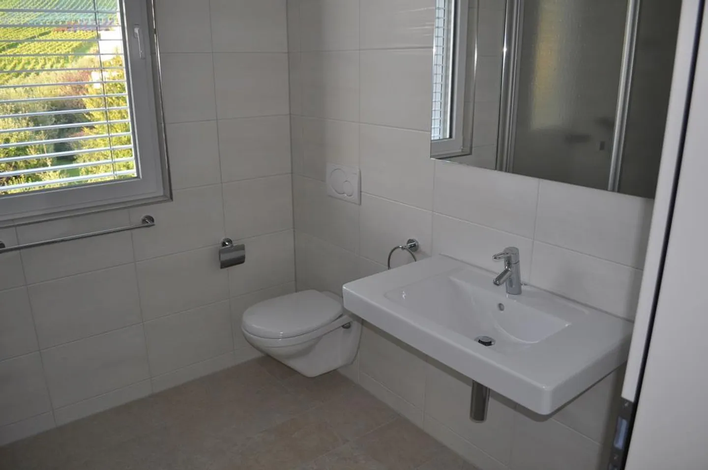 Appartamento attico con vista lago e stanze alte - Foto 8 di 10