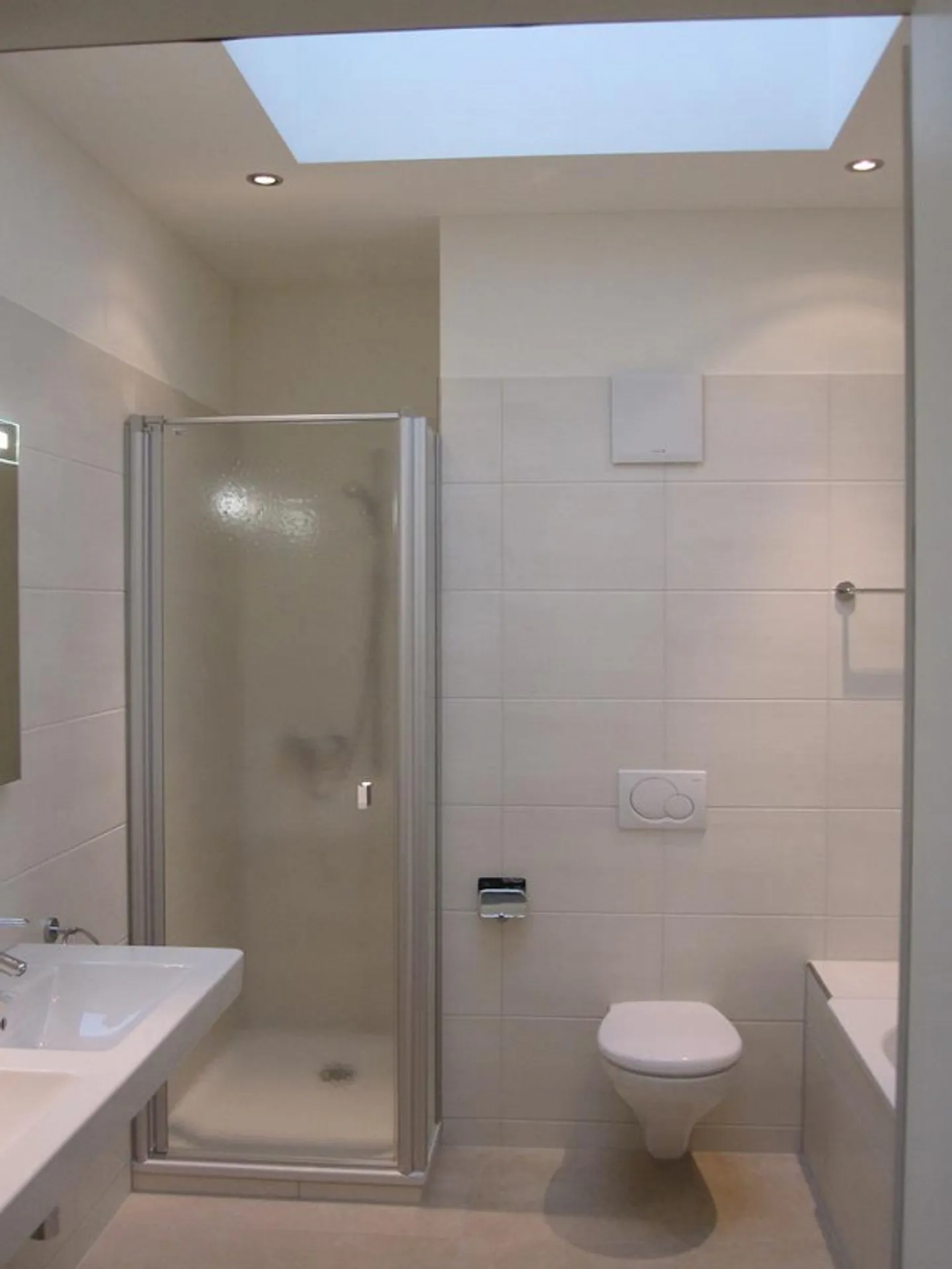 Appartamento attico con vista lago e stanze alte - Foto 9 di 10