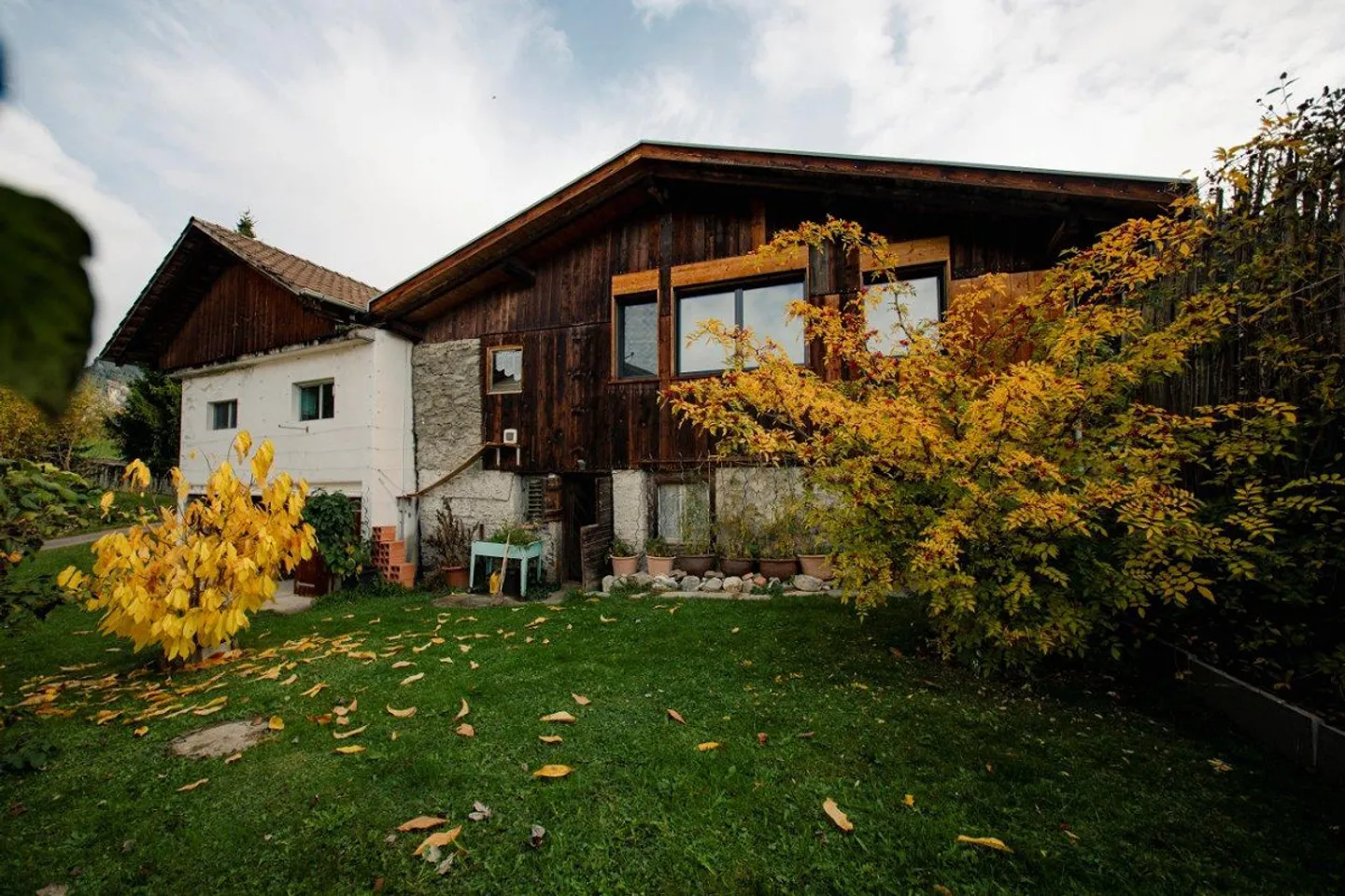 Charmantes Wohnhaus mit Stall u. Garagen an ländlicher Lage in Paspels - Foto 2 von 15