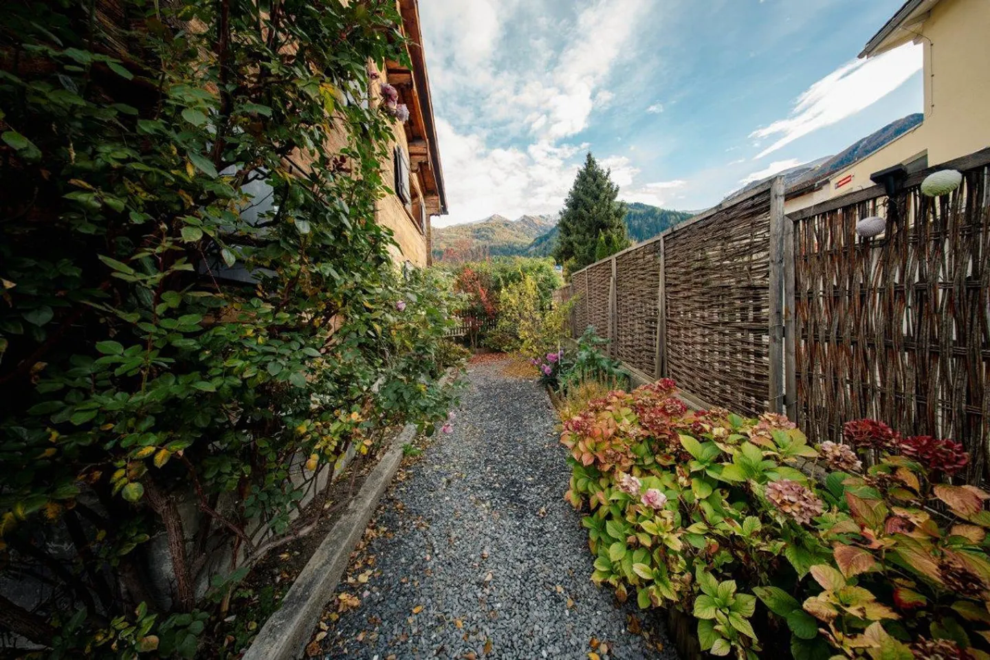 Charmantes Wohnhaus mit Stall u. Garagen an ländlicher Lage in Paspels - Foto 3 von 15