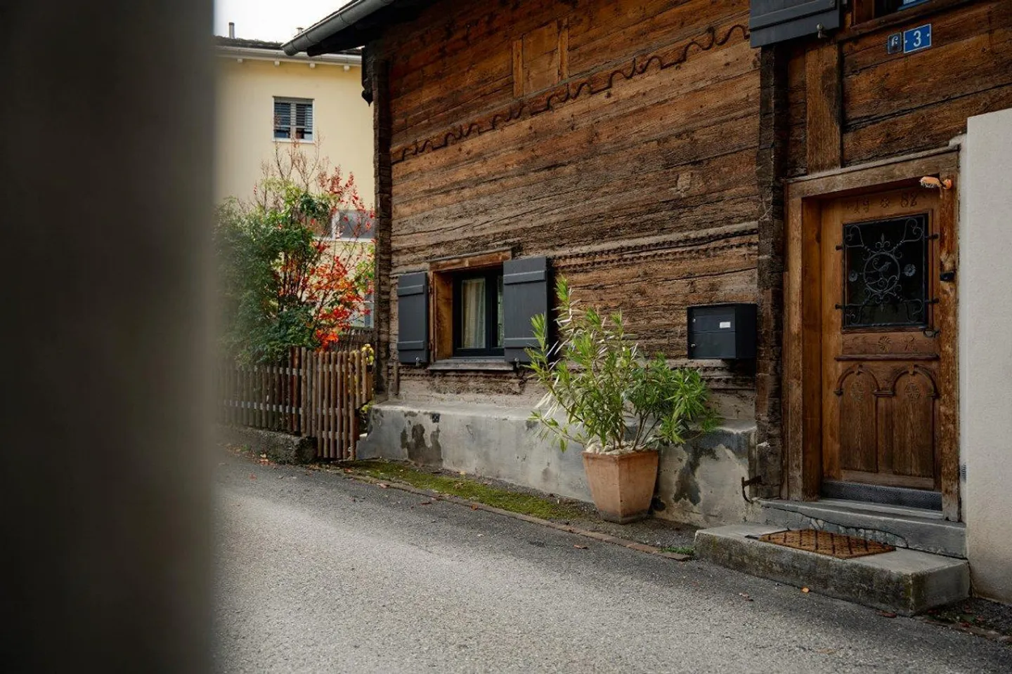 Charmantes Wohnhaus mit Stall u. Garagen an ländlicher Lage in Paspels - Foto 5 von 15