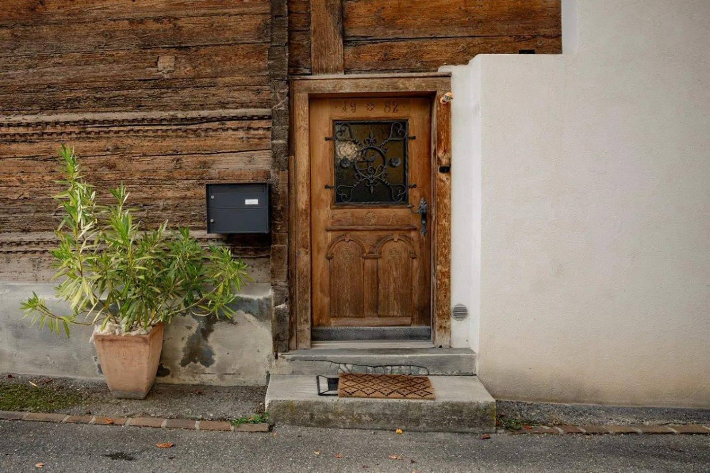 Charmantes Wohnhaus mit Stall u. Garagen an ländlicher Lage in Paspels - Foto 6 von 15
