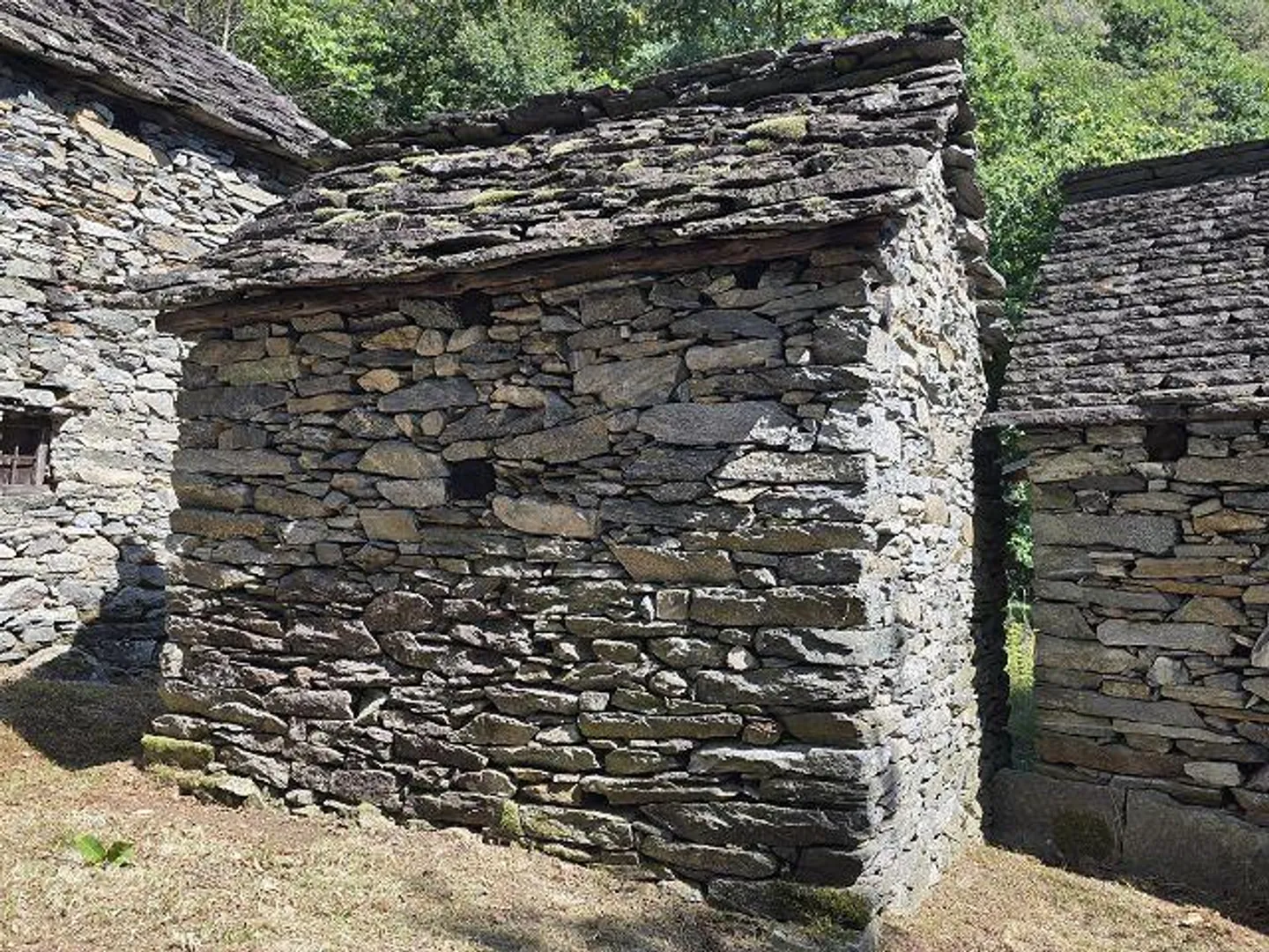 Trois bâtiments rustiques à rénover avec beaucoup de terrain dans un endroit très calme et ensoleillé - Photo 21 sur 29
