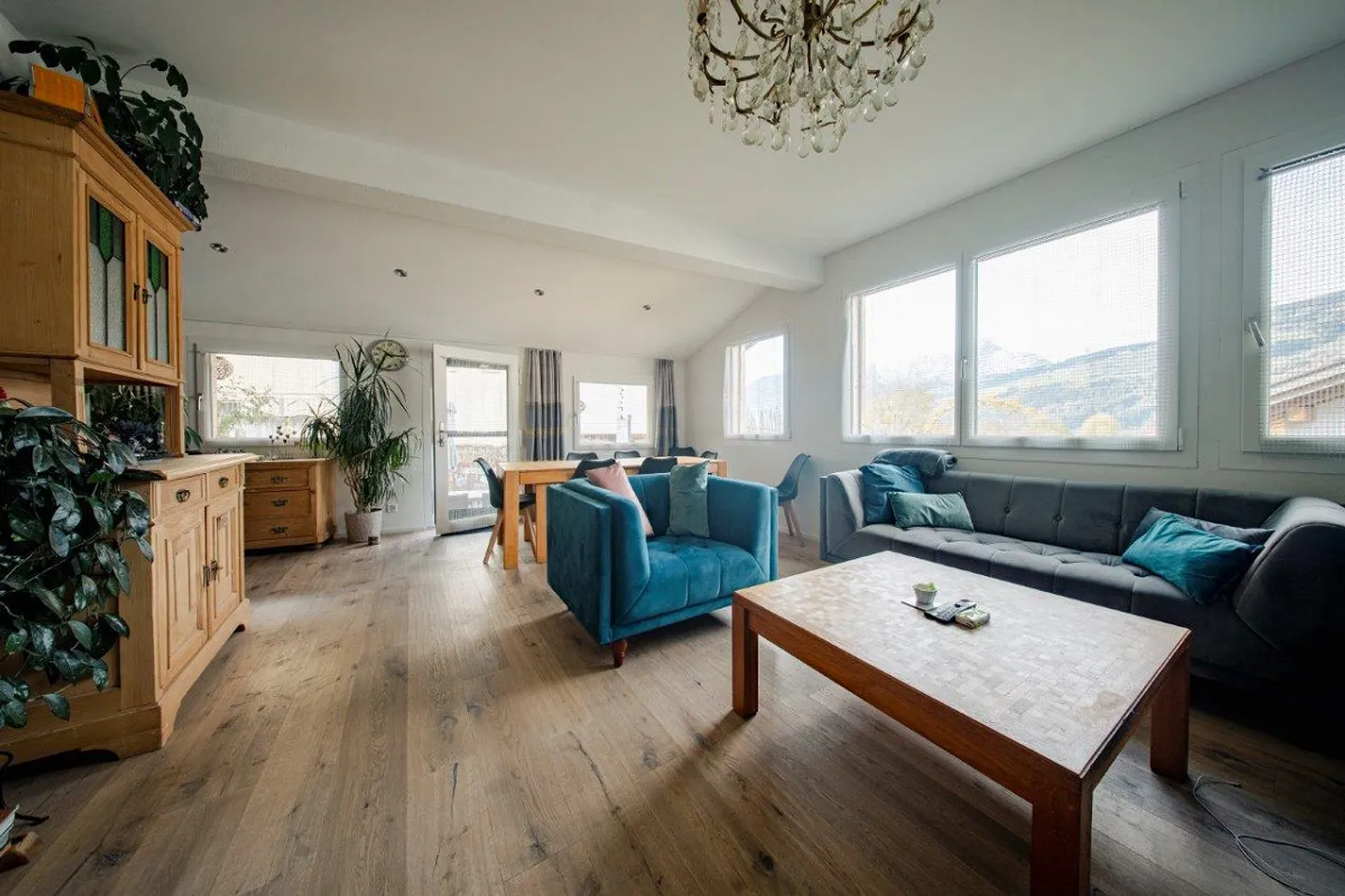 Charmantes Wohnhaus mit Stall u. Garagen an ländlicher Lage in Paspels - Foto 8 von 15