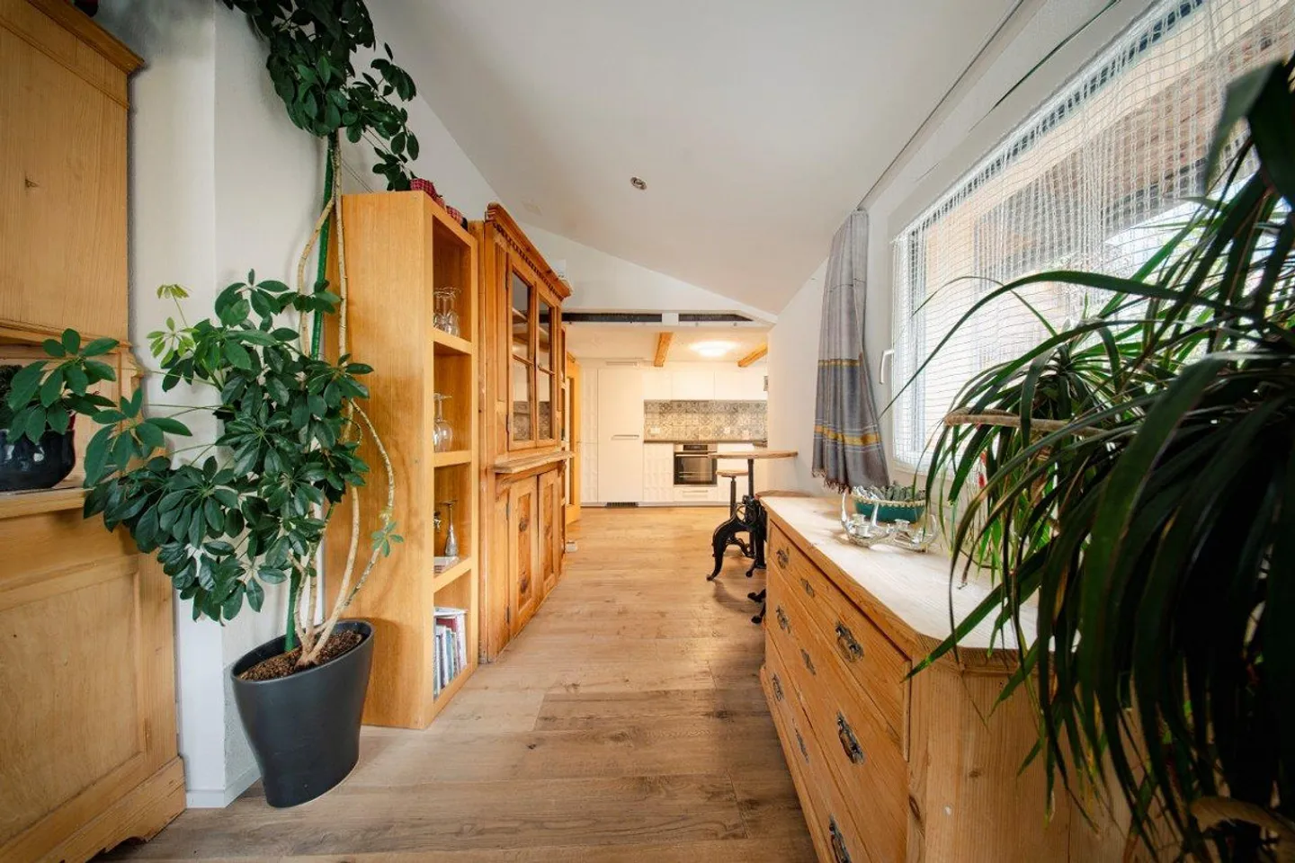 Charmantes Wohnhaus mit Stall u. Garagen an ländlicher Lage in Paspels - Foto 9 von 15