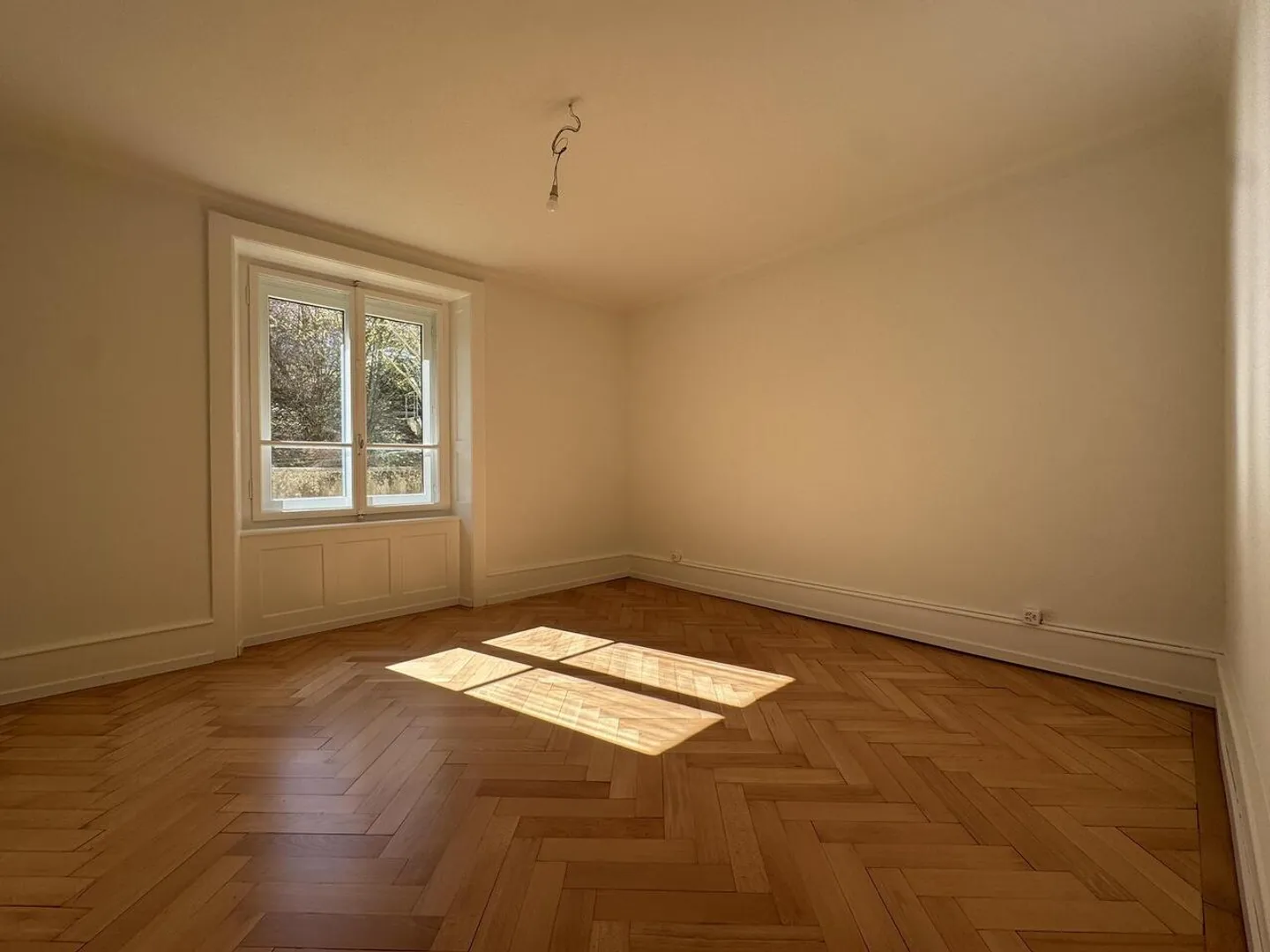 Superbe 4.5 pièces rénové avec parquet en chevrons – 1er loyer offert - Photo 4 of 7