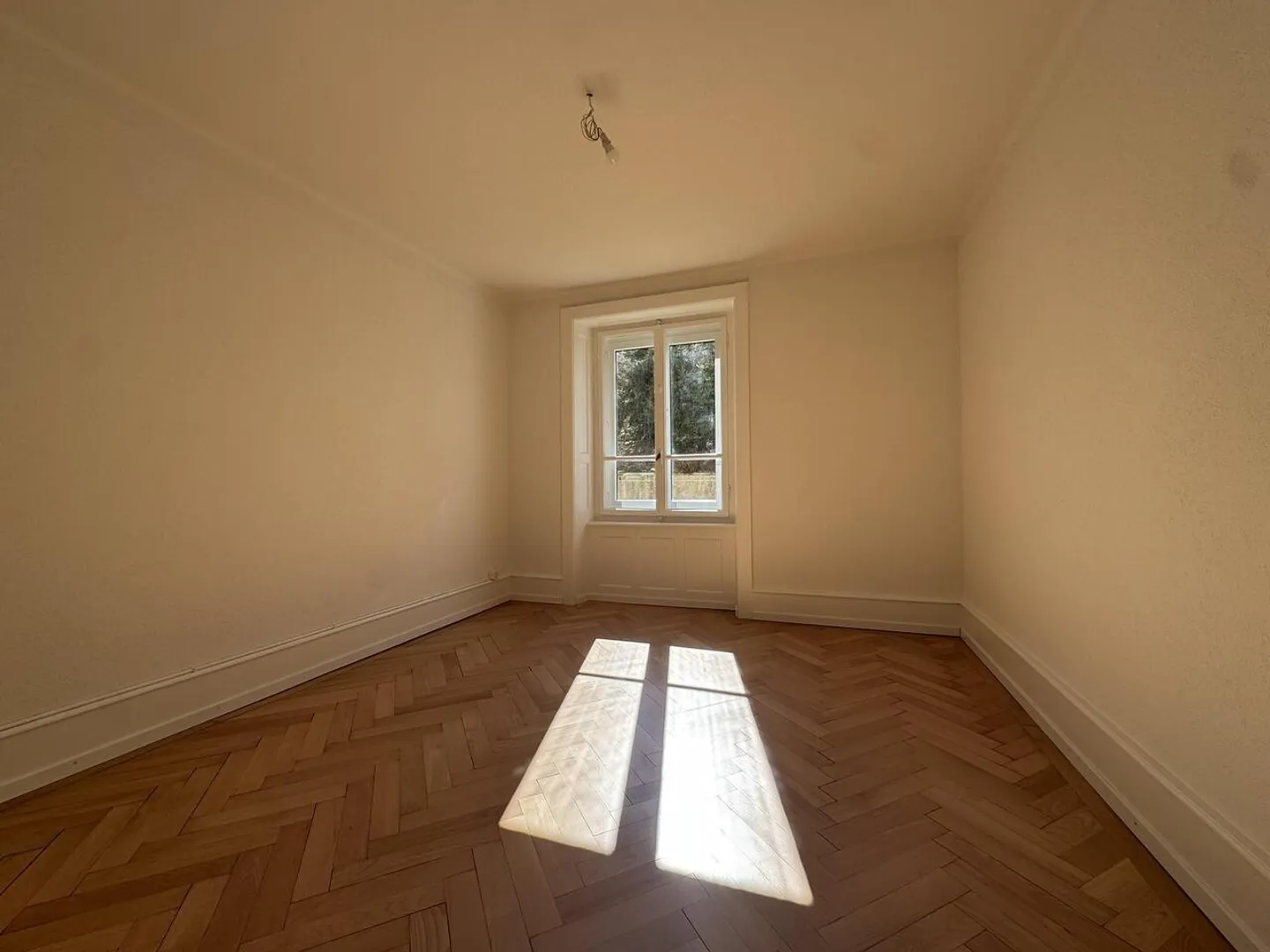 Superbe 4.5 pièces rénové avec parquet en chevrons – 1er loyer offert - Photo 6 of 7