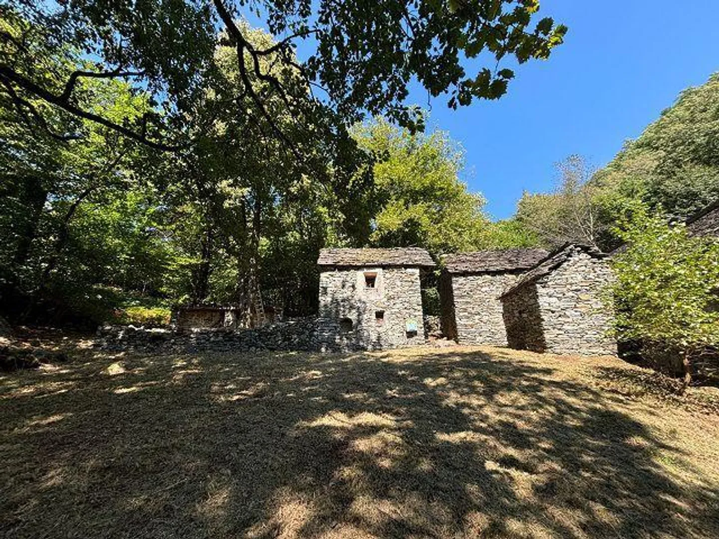 Trois bâtiments rustiques à rénover avec beaucoup de terrain dans un endroit très calme et ensoleillé - Photo 23 sur 29