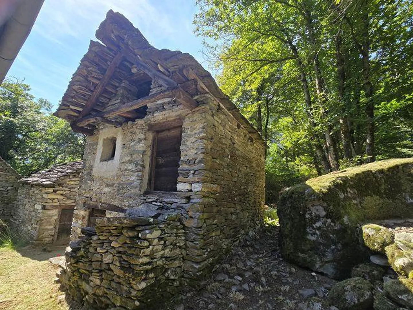 Trois bâtiments rustiques à rénover avec beaucoup de terrain dans un endroit très calme et ensoleillé - Photo 24 sur 29