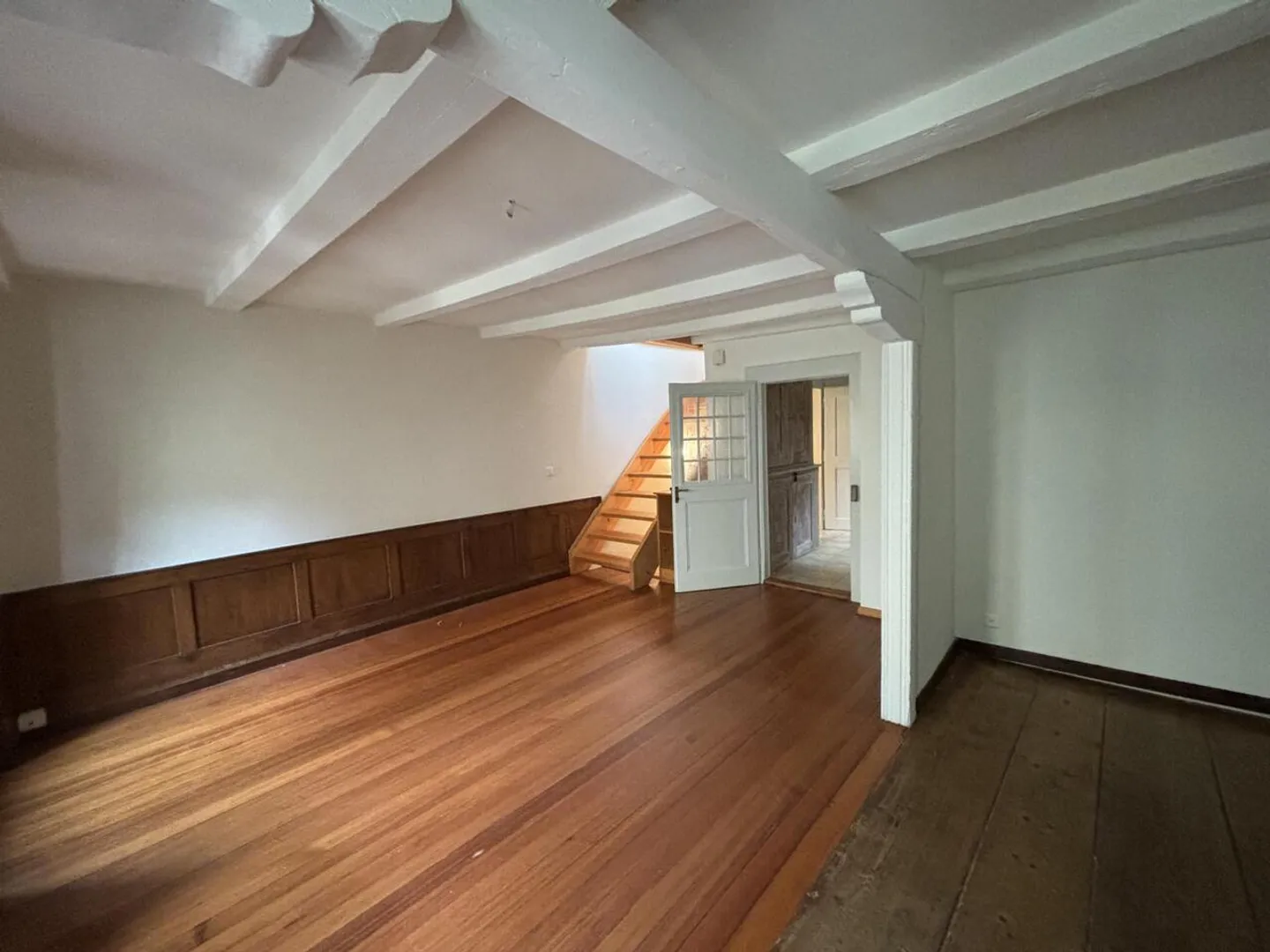 À LOUER – Appartement atypique de 2.5 pièces en duplex à Saint-Aubin - Photo 2 sur 6