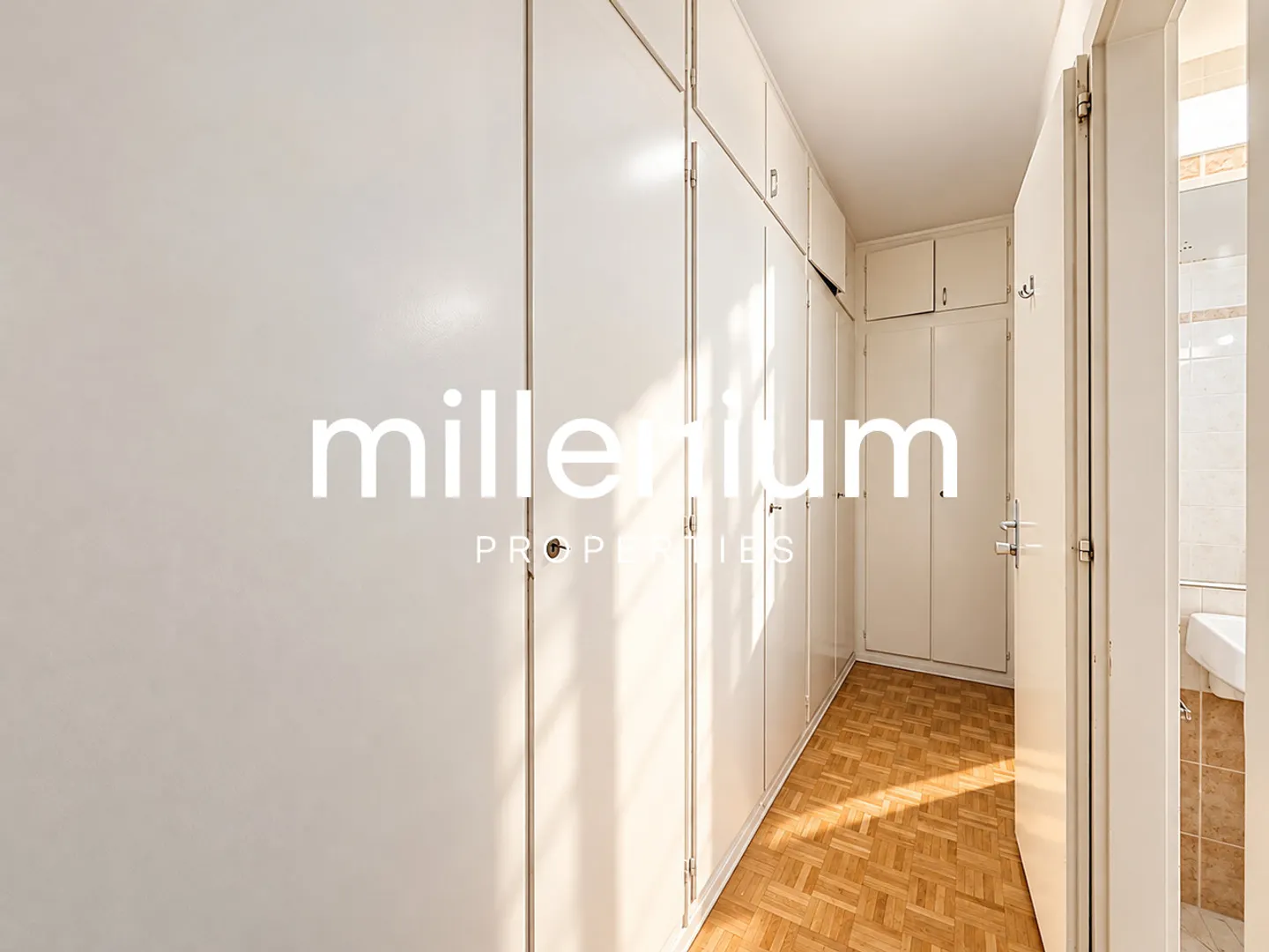 Elegant Apartment with Pool - Photo 13 of 18