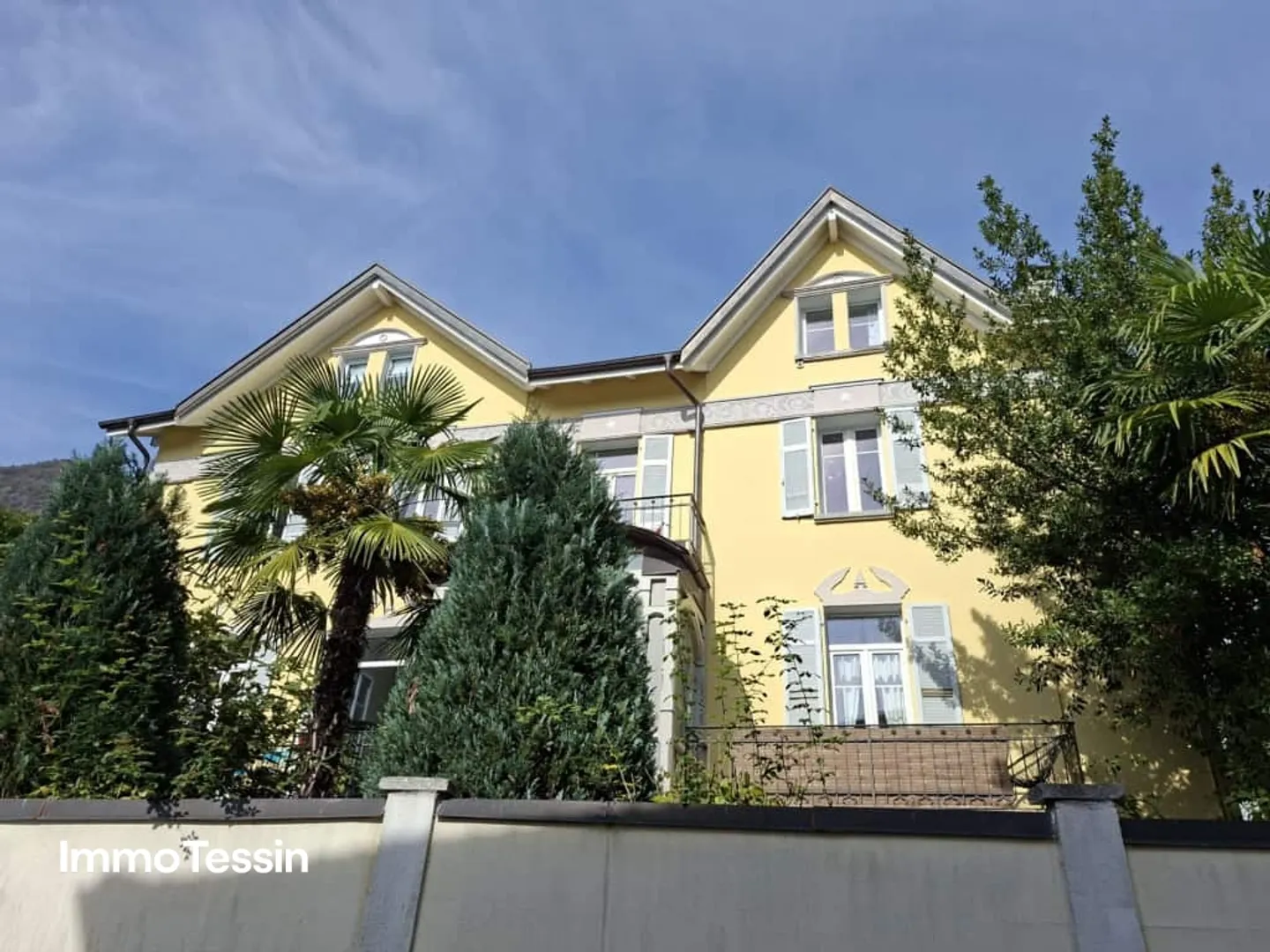IMMOBILE A REDDITO: Elegante villa in stile Liberty ristrutturata con 6 appartamenti e giardino in una posizione centrale di prima scelta a Muralto - Foto 2 di 13