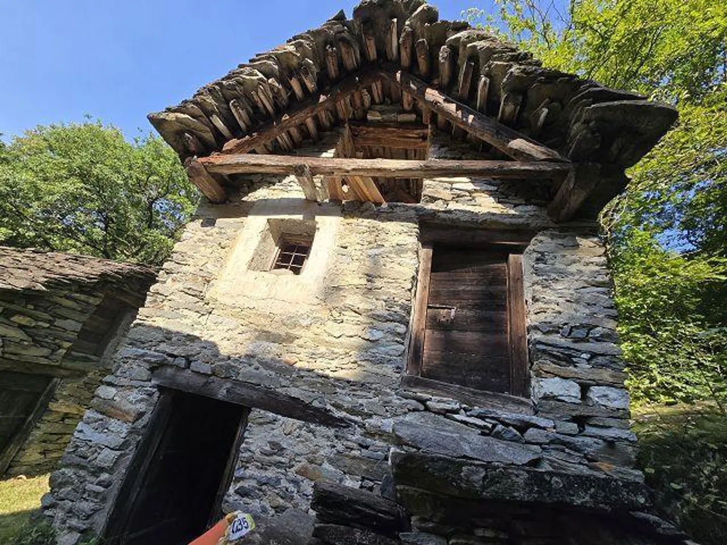 Trois bâtiments rustiques à rénover avec beaucoup de terrain dans un endroit très calme et ensoleillé - Photo 25 sur 29