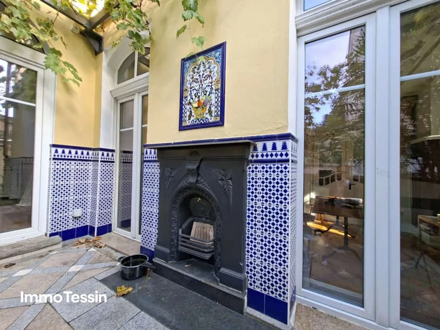 IMMOBILE A REDDITO: Elegante villa in stile Liberty ristrutturata con 6 appartamenti e giardino in una posizione centrale di prima scelta a Muralto - Foto 5 di 13