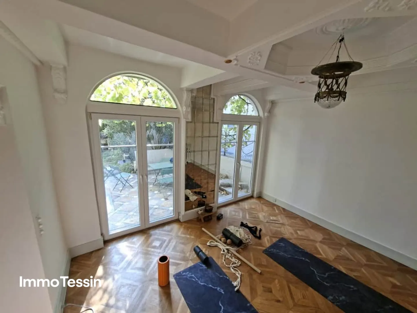 IMMOBILE A REDDITO: Elegante villa in stile Liberty ristrutturata con 6 appartamenti e giardino in una posizione centrale di prima scelta a Muralto - Foto 7 di 13