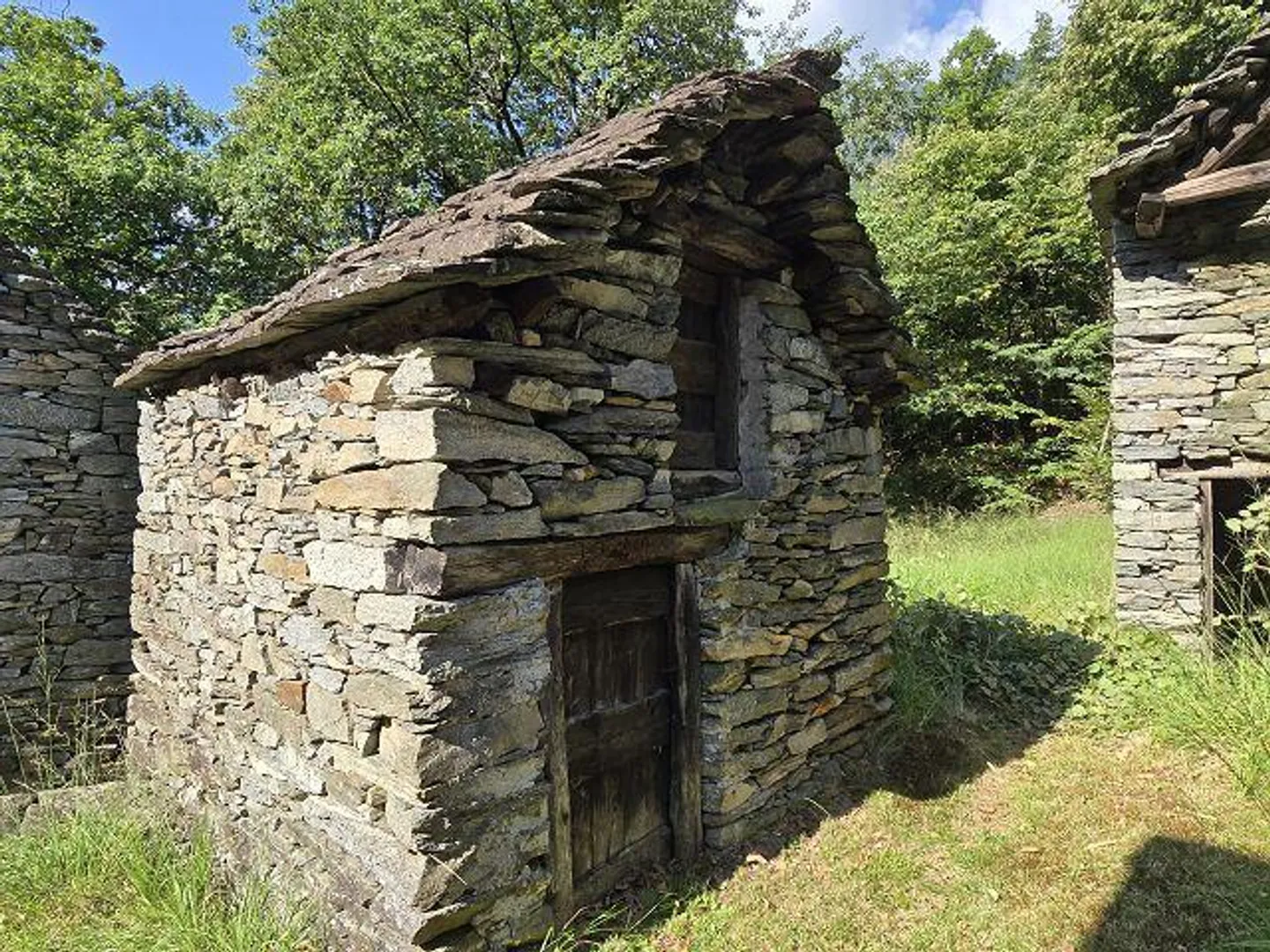 Trois bâtiments rustiques à rénover avec beaucoup de terrain dans un endroit très calme et ensoleillé - Photo 26 sur 29