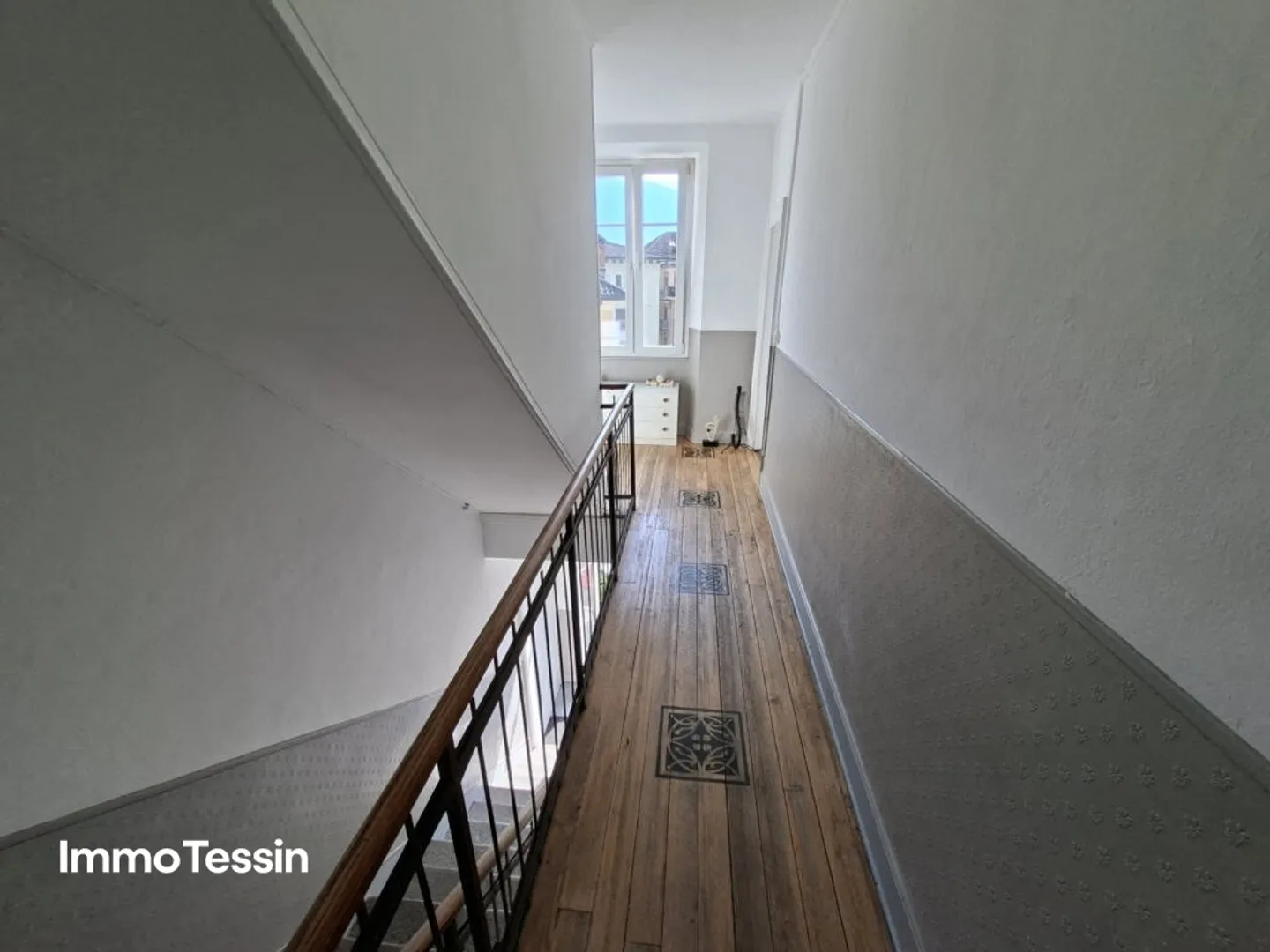 IMMOBILE A REDDITO: Elegante villa in stile Liberty ristrutturata con 6 appartamenti e giardino in una posizione centrale di prima scelta a Muralto - Foto 12 di 13