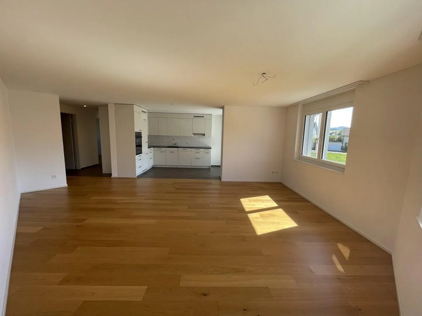 Appartamento luminoso e moderno in una posizione tranquilla - Foto 2 di 8